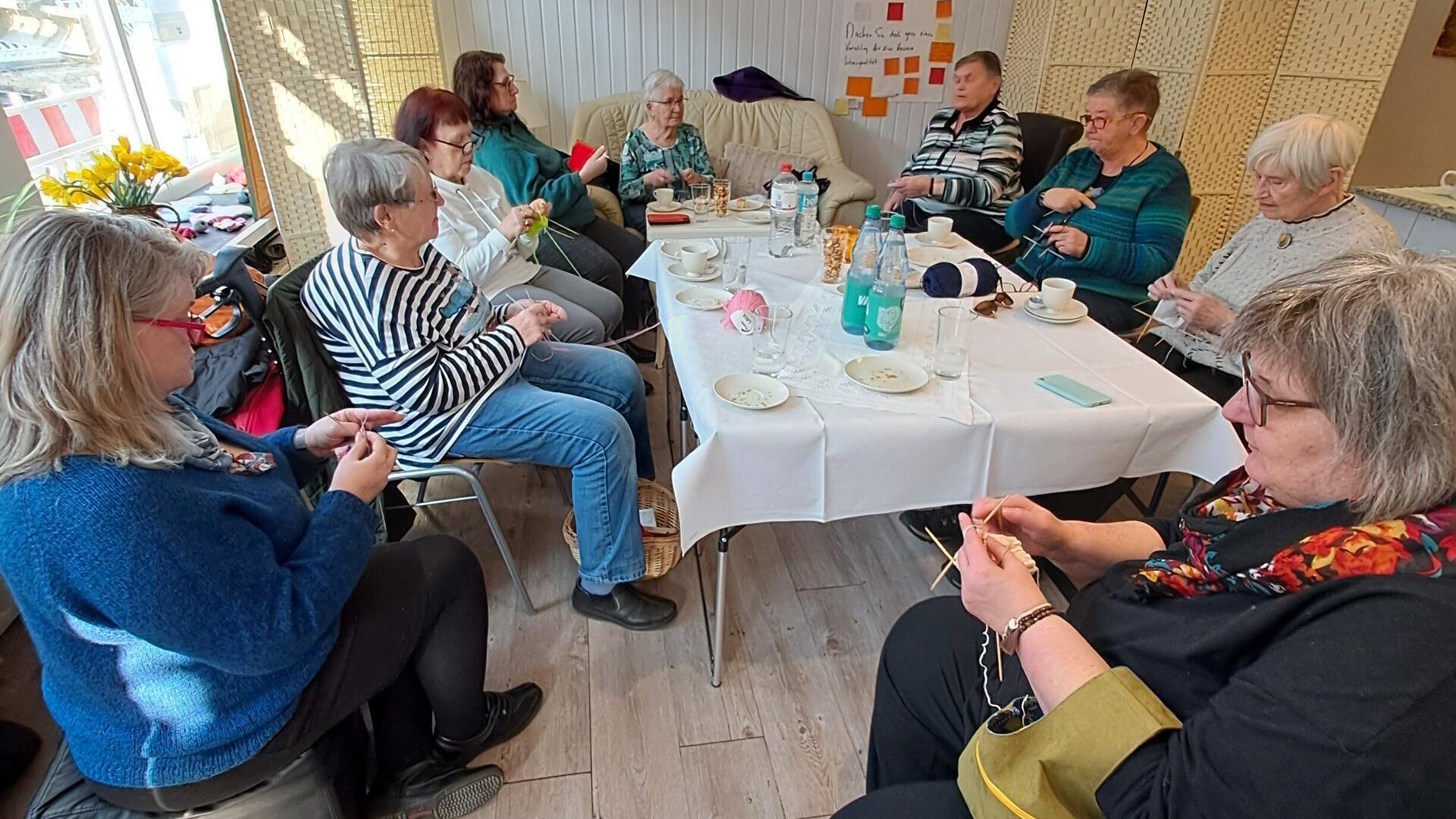 Gesellige Runde im Zuhör-Café: die Aktiven des Maschen-Treffs vom Stadtteilladen.