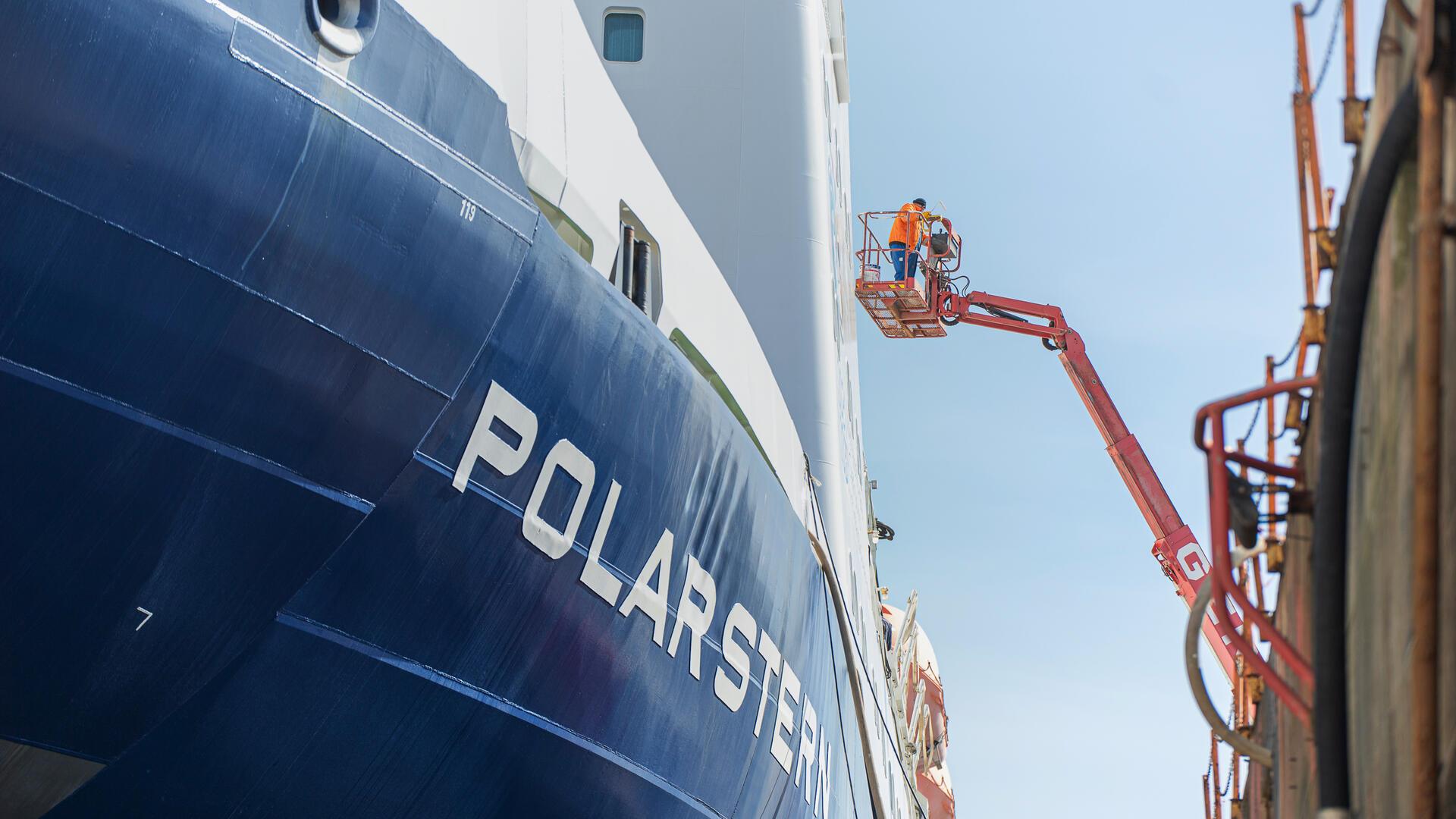 Man blickt auf die "Polarstern": Gigant im Trockendock: Die Polarstern ruht – bald geht es zurück in eisige Gewässer.