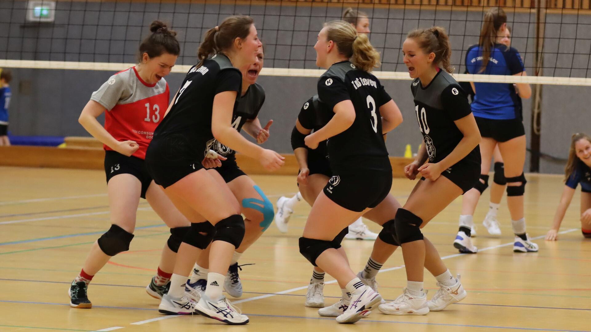 Gleich zu Beginn des ersten Satzes sorgte eine starke Aufschlagserie von Jessica von Bargen für eine 8:0-Führung der Zevenerinnen, die mehrfach ihr "Bämbämbäm" erklingen ließen.