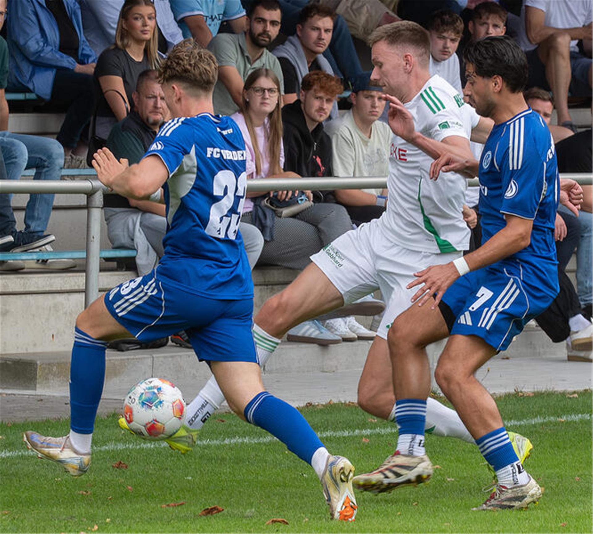 Heeslingen besiegt Verden im Derby mit 3:2 Gleich zwei Verdener stoppen den Angriffsversuch von Erik Köhler.