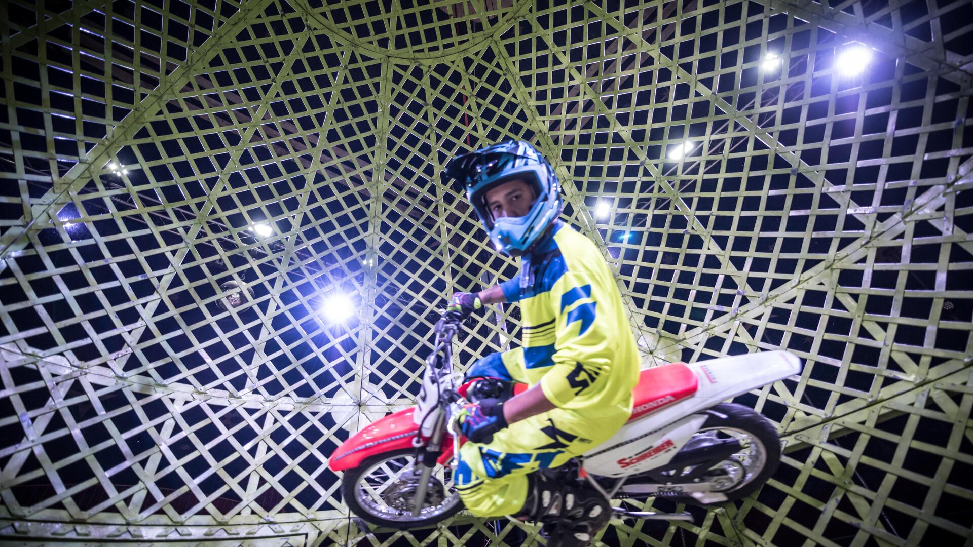 „Globe of Death“ – „Dahinter verbergen sich wagemutige Motorradfahrer: „Sie besiegen die Schwerkraft in einer großen Stahlkugel“, verspricht Zirkusdirektor Köllner.