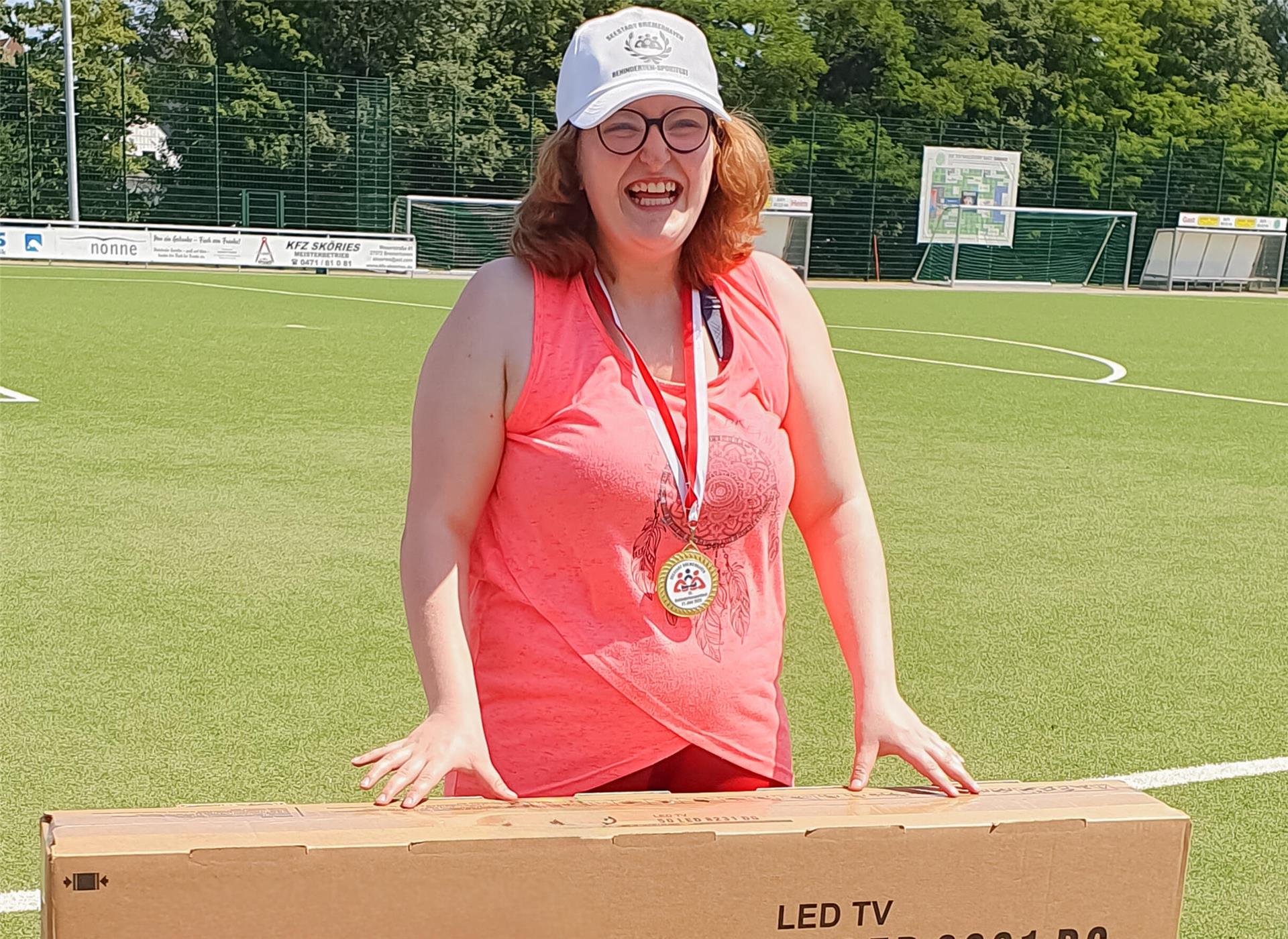 Glück und Hauptgewinn: Fenja Brachvogel von der FRSV hatte nicht nur auf dem Sportplatz der TSV Wulsdorf großen Spaß, sie gewann bei der abschließenden Verlosung vom Behindertensportfest auch noch den Hauptpreis.