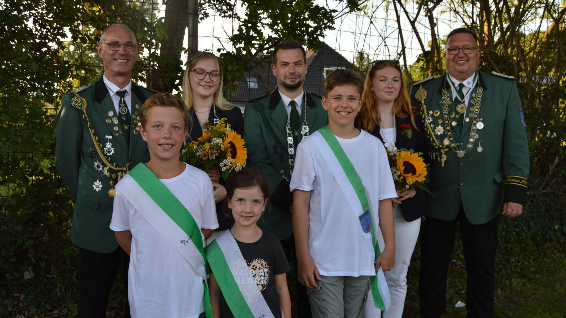 Glücklich über ihre Erfolge sind (vorne, von links): Prinz Levi Bode, Prinzessin Lotta Bode und Kinderkönig Jeremias Stein. Weitere Gewinner beim Stoteler Schützenfest (hinten, von links): Hans-Hermann Gehrke  (Gewinner Festscheibe und Träger des Sieler-Ordens), Königin Julia Schröder, König Alexander Famulla, Vizekönigin Talia Spinken und Vizekönig Mario Horstmann (Gewinner Festscheibe Senioren und Träger des Gerken-Ordens. 