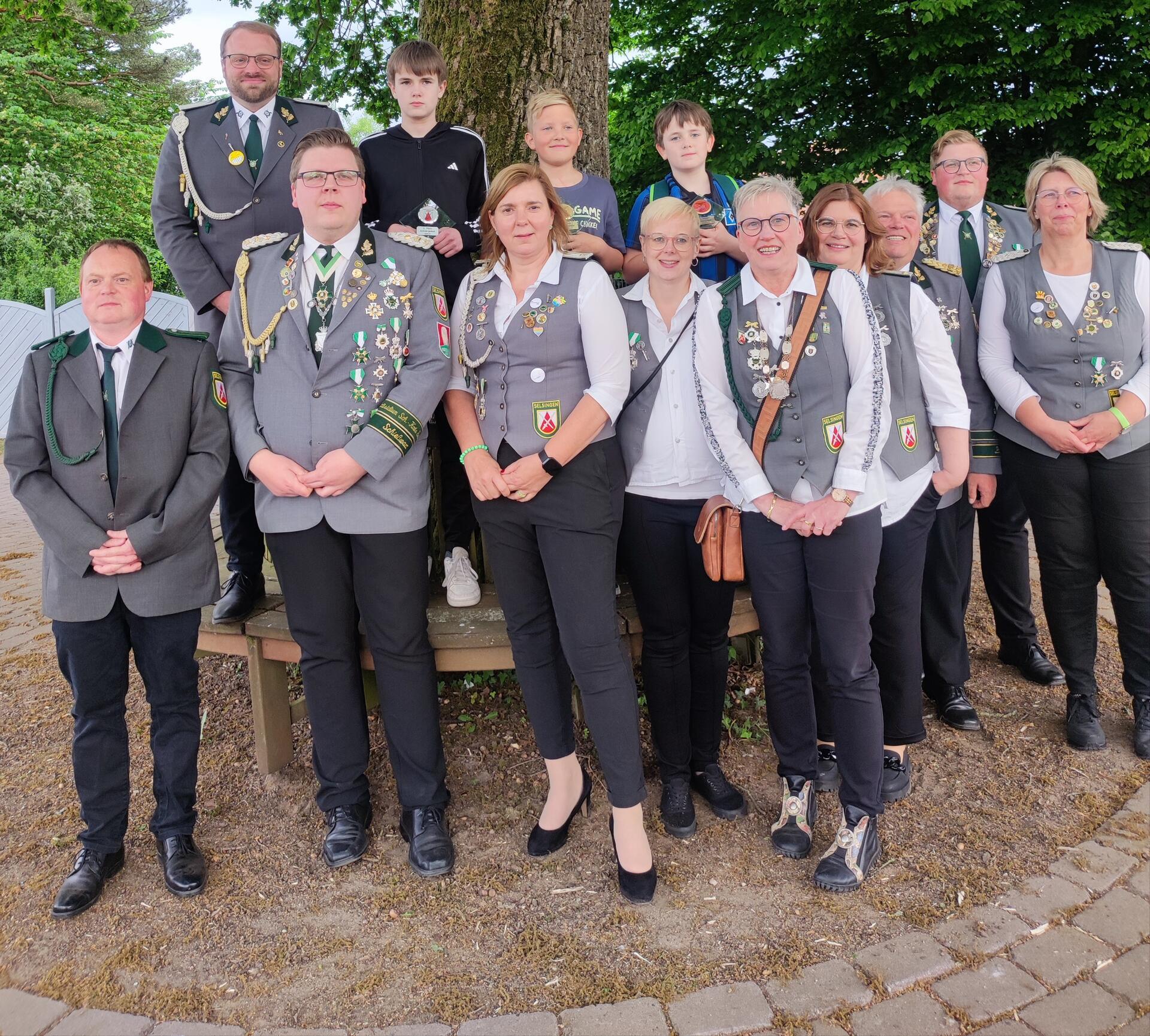 Glückliche Gesichter: Die Würdenträger des Anschießens 2025 der Schützengesellschaft Selsingen e. V. stellen sich zum Gruppenfoto auf. 