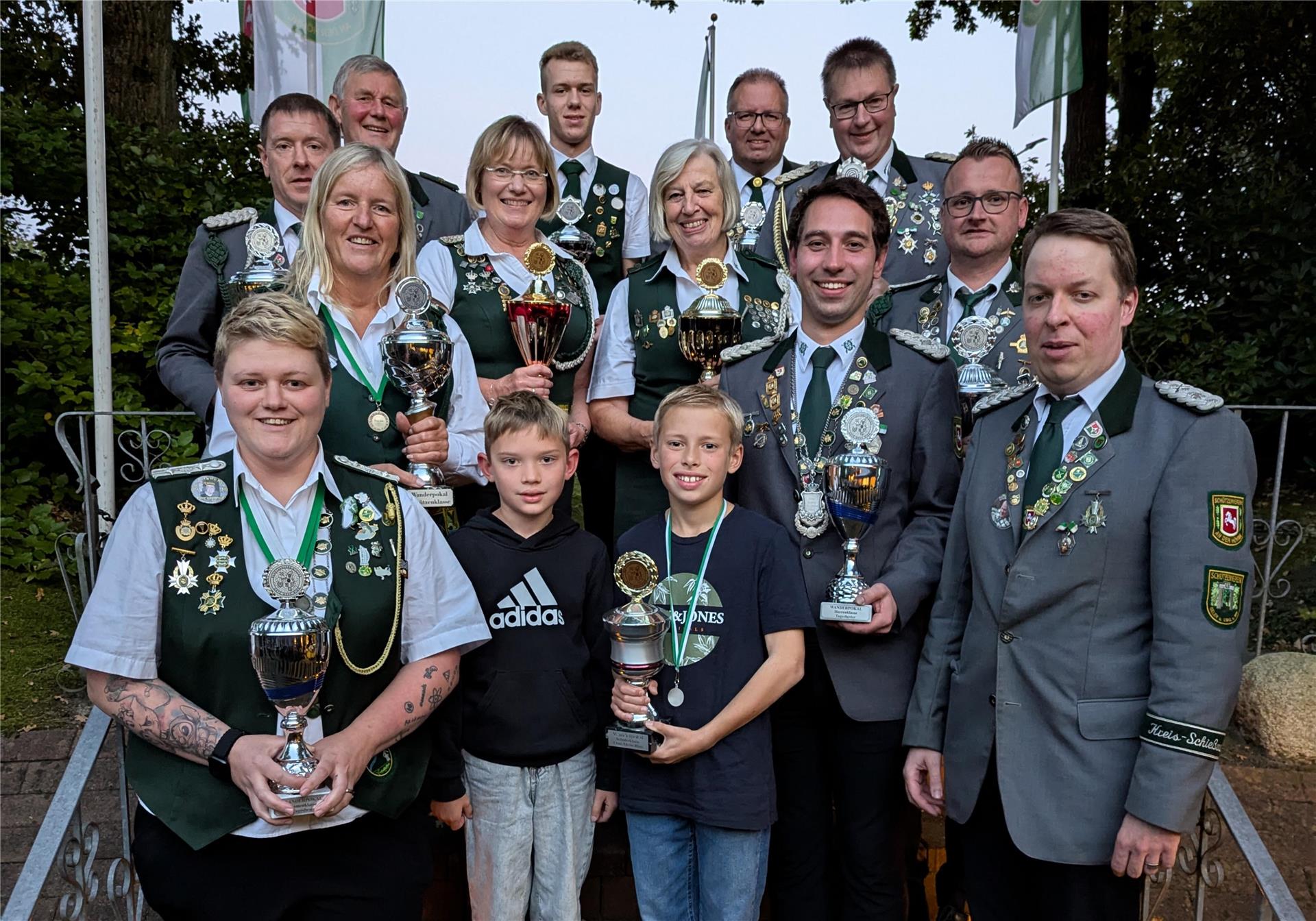 Glückliche Gesichter bei den Pokalsiegern des diesjährigen Oste-Mehe-Ring-Schießens. 