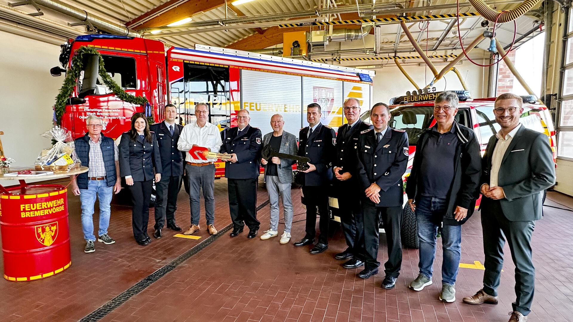 Glückliche Gesichter bei der Schlüsselübergabe mit den Mitgliedern des Ausschusses Öffentliche Sicherheit und Ordnung.