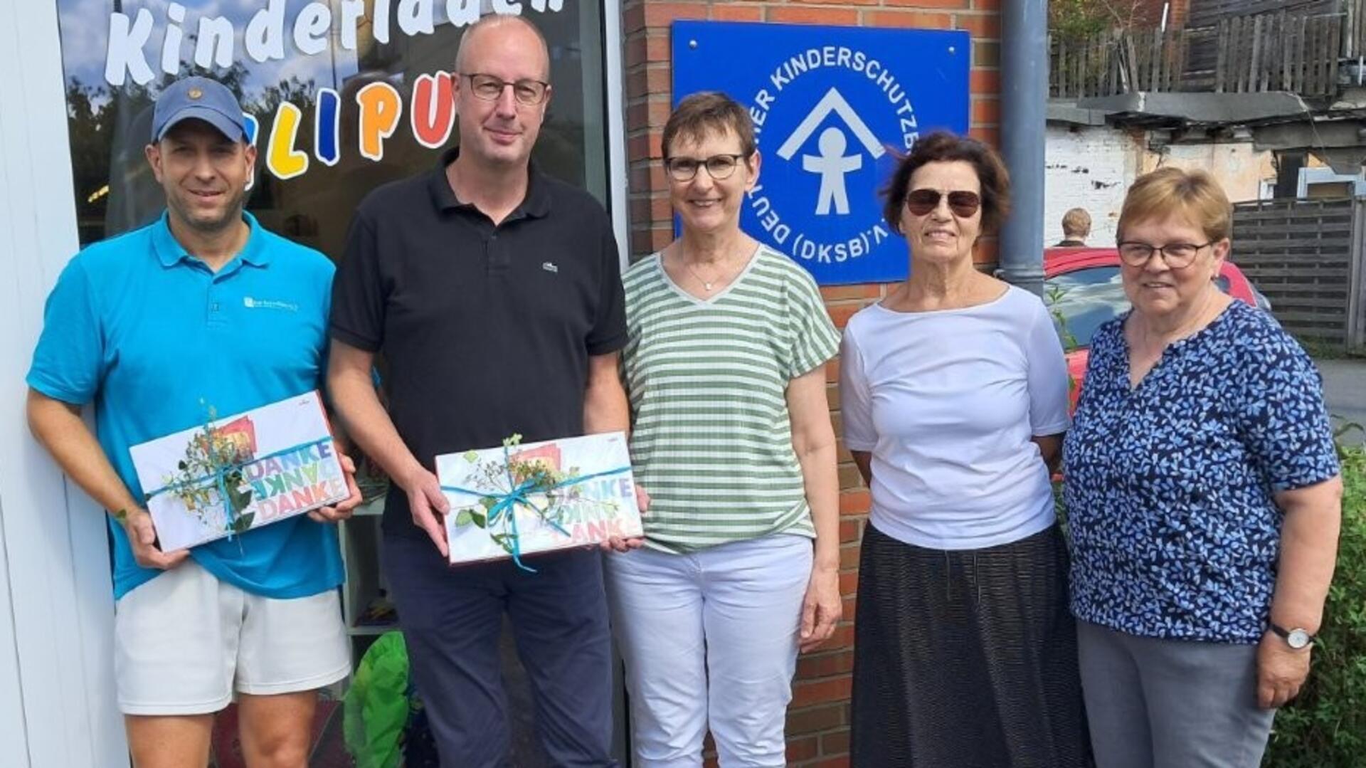 Glückliche Gesichter vor dem Laden „Liliput“: Thomas Kosch (von links) von der Physiotherapiepraxis Barkow & Kosch und Hendrik Paulsen vom Lions-Club Bremervörde überreichten Marlies Wellbrock, Gisela Bösch und Annemarie Buck vom Kinderschutzbund Bremervörde die symbolischen Spendenschecks in Höhe von 500 und 1.000 Euro. 