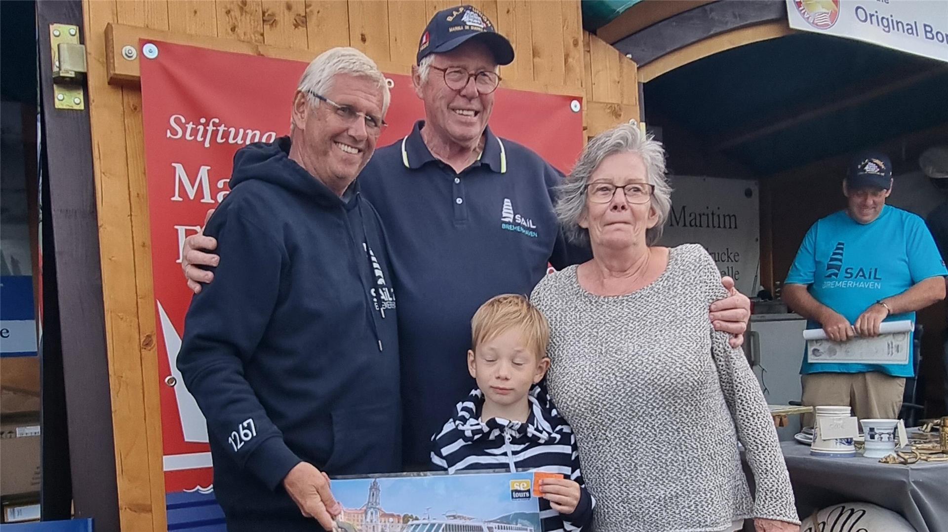 Glückliche Gewinner (von links): Rüdiger Pallentin übergibt den Hauptpreis an Heino Brockhage, Enkel Nisse (5) und Karin Brockhage.
