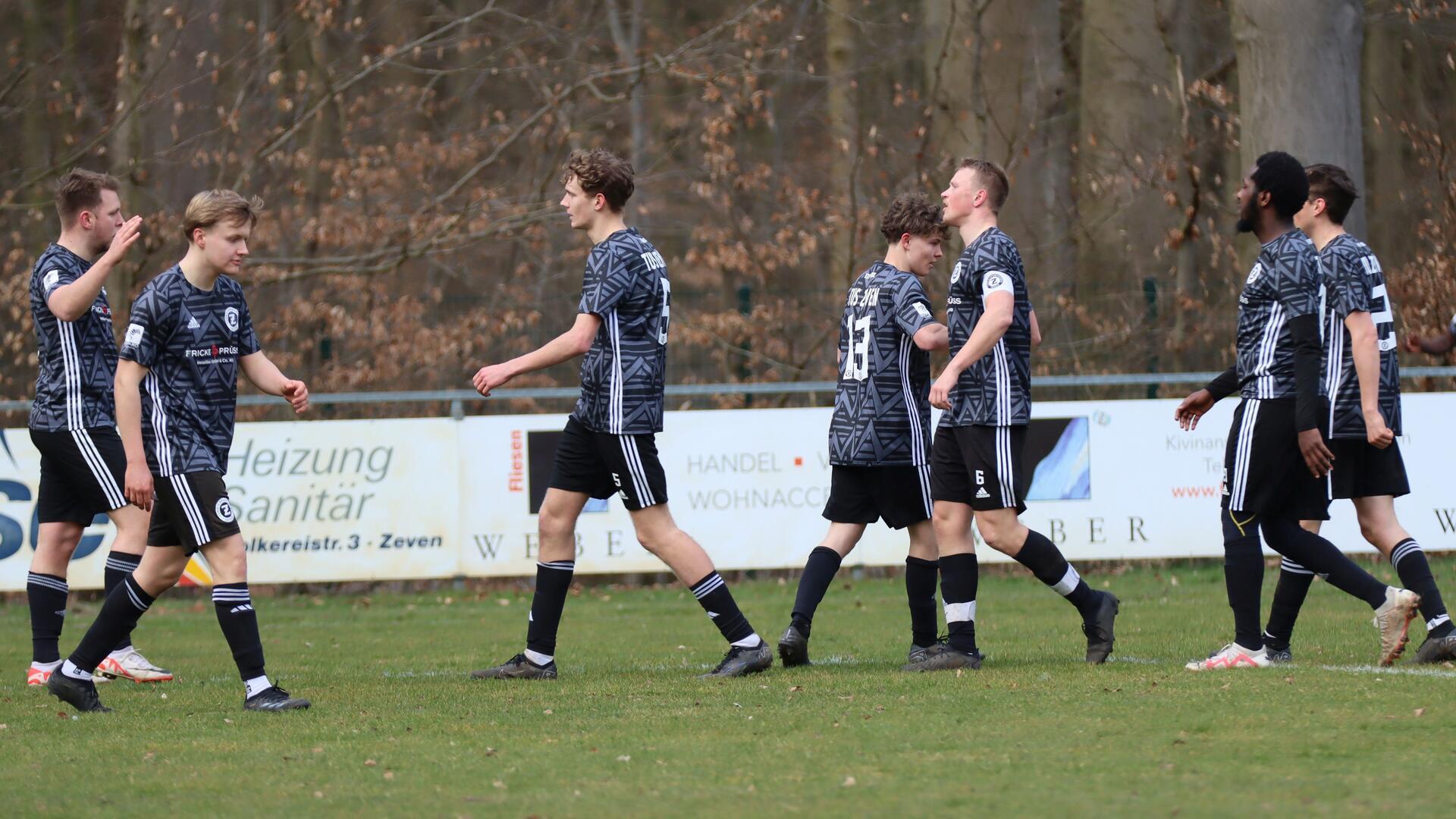 Glückwünsche der Mitspieler für Finn Brunkhorst (ganz links) der gerade den Ausgleichstreffer für den TuS Zeven erzielt hat.