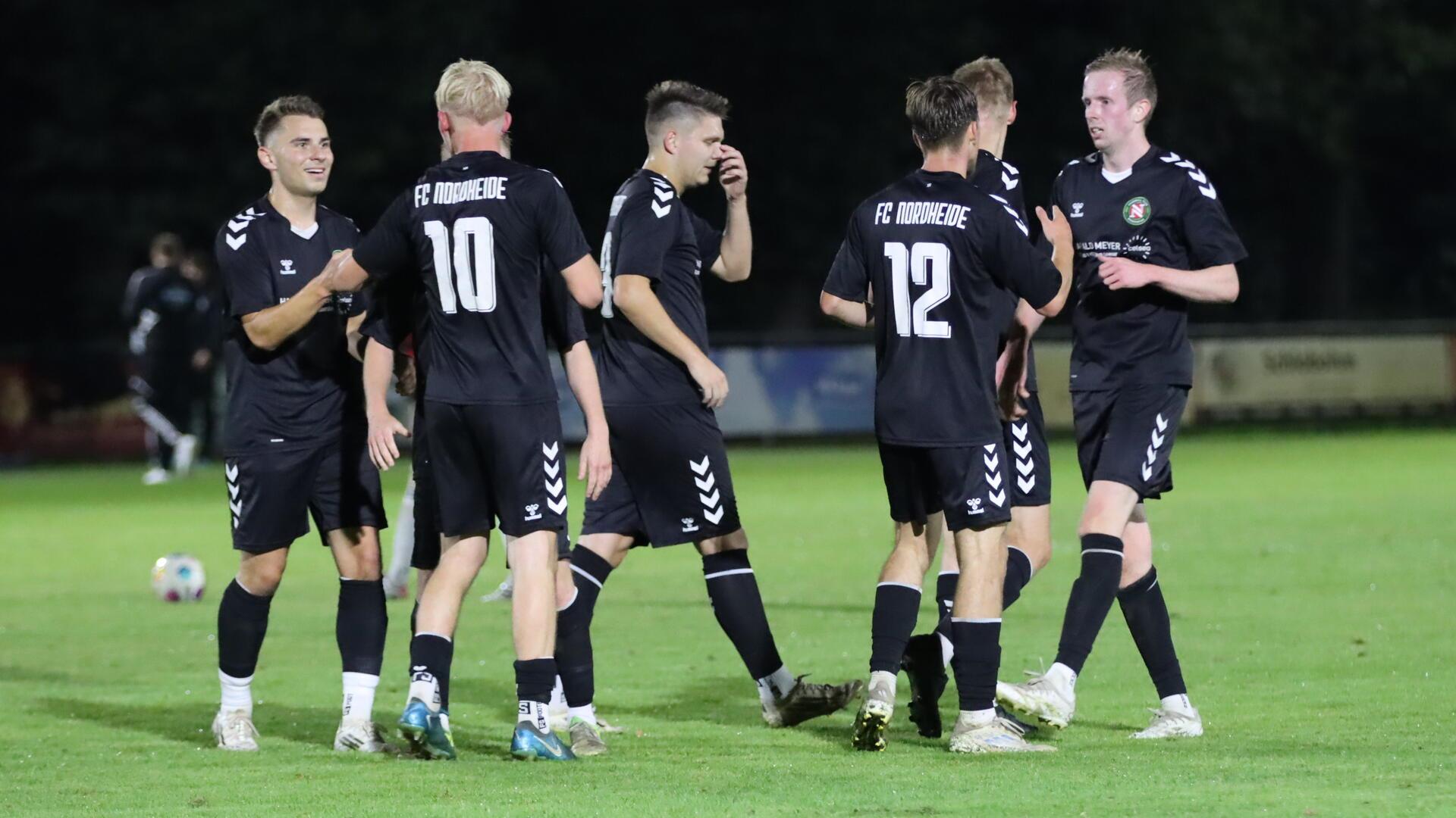 Nordheide nimmt beim 2:1-Sieg den ersten Dreier der Saison aus Zeven mit Glückwünsche für Felix Kypta (Nummer 10) nach dem Siegtreffer zum 2:1 für Nordheide.