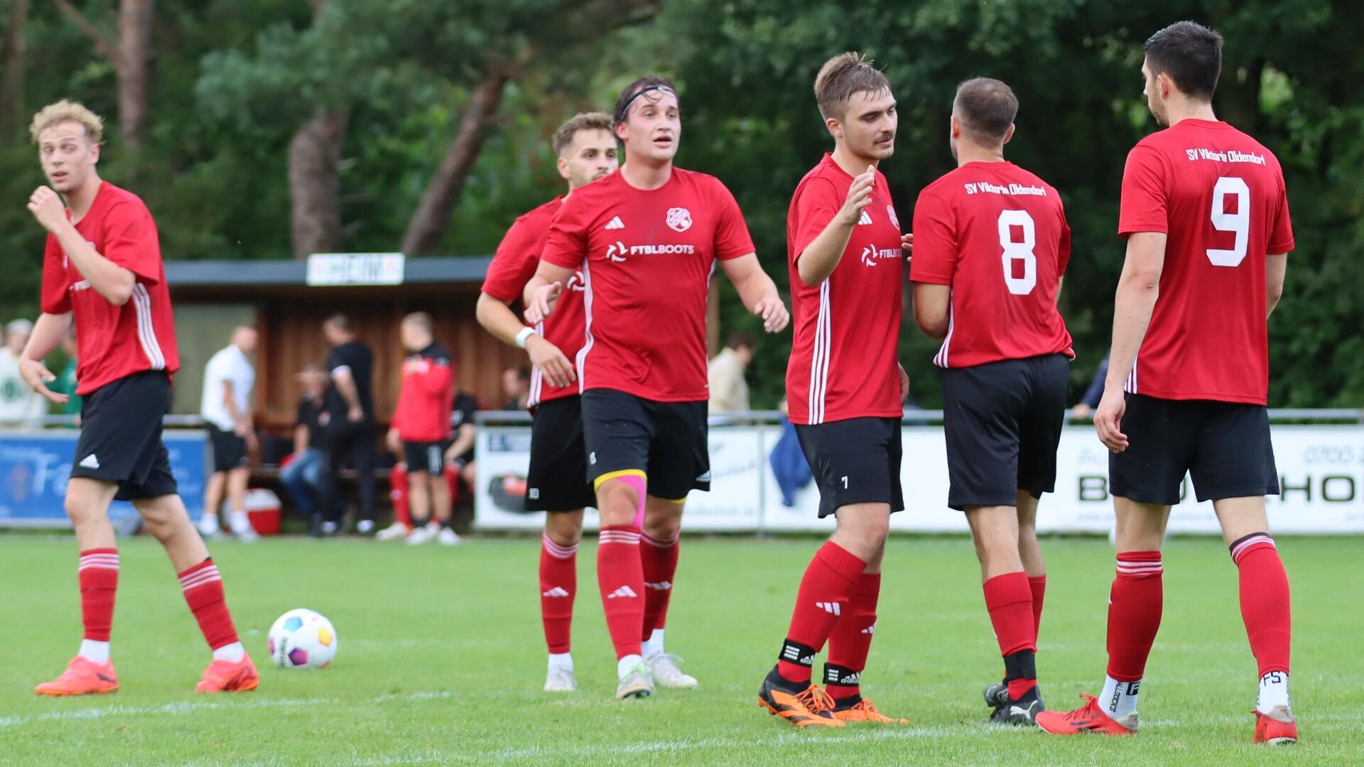 Glückwünsche für Vorbereiter Ardon Tasholli (Nummer 8) und Doppeltorschütze Nico Holsten (Nummer 9).