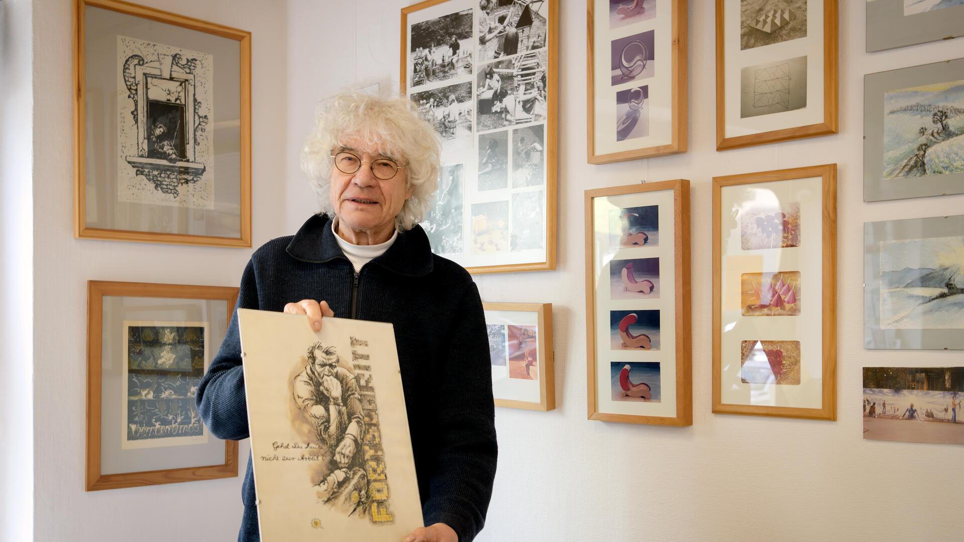 Godehard Pollakowski präsentiert ein Werk des Künstlers Arno Bojahr.