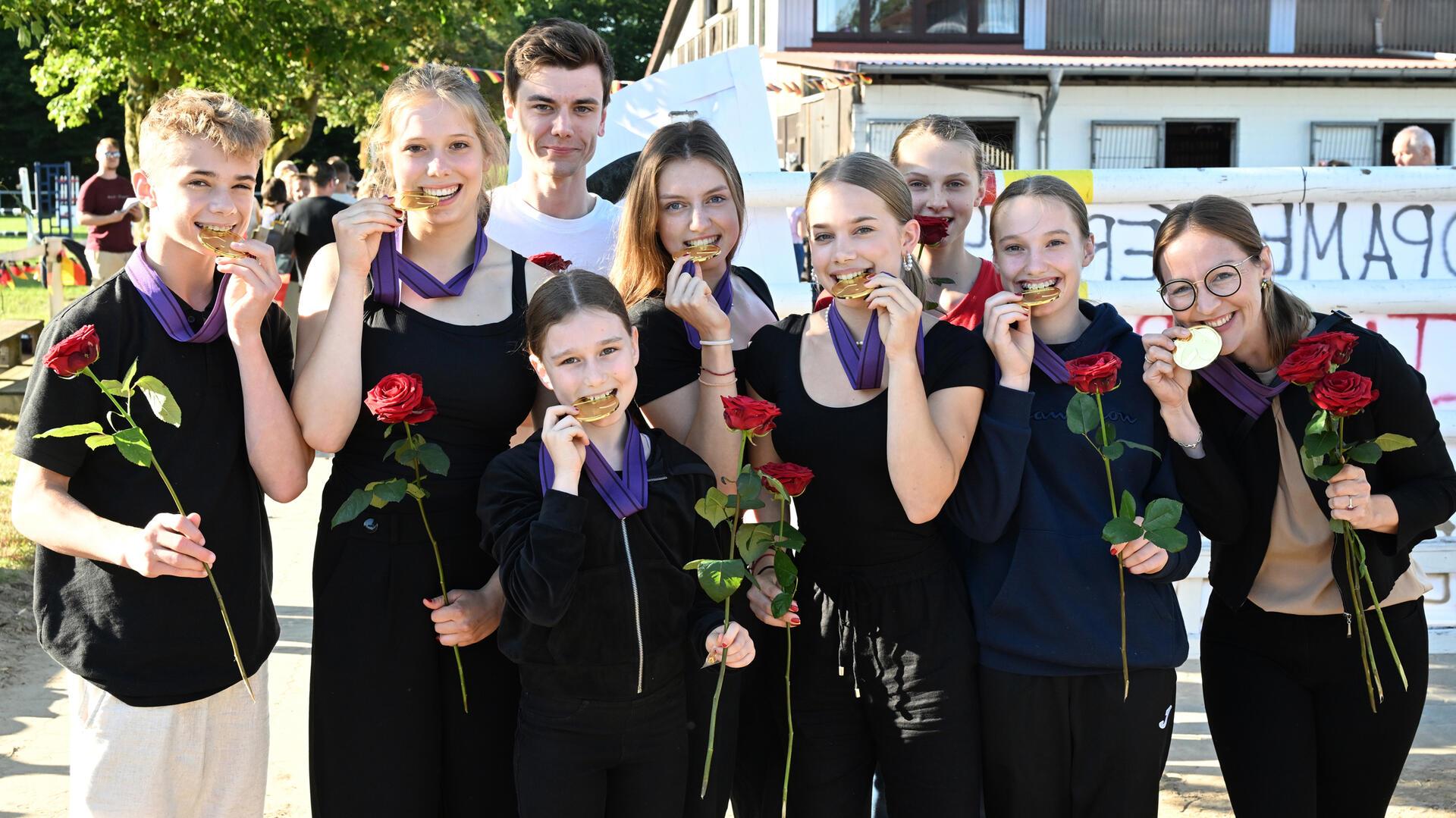 Gold und Titel sind echt: Die alten und neuen Europameister der U 18-Voltigierer kommen wieder aus Fredenbeck.