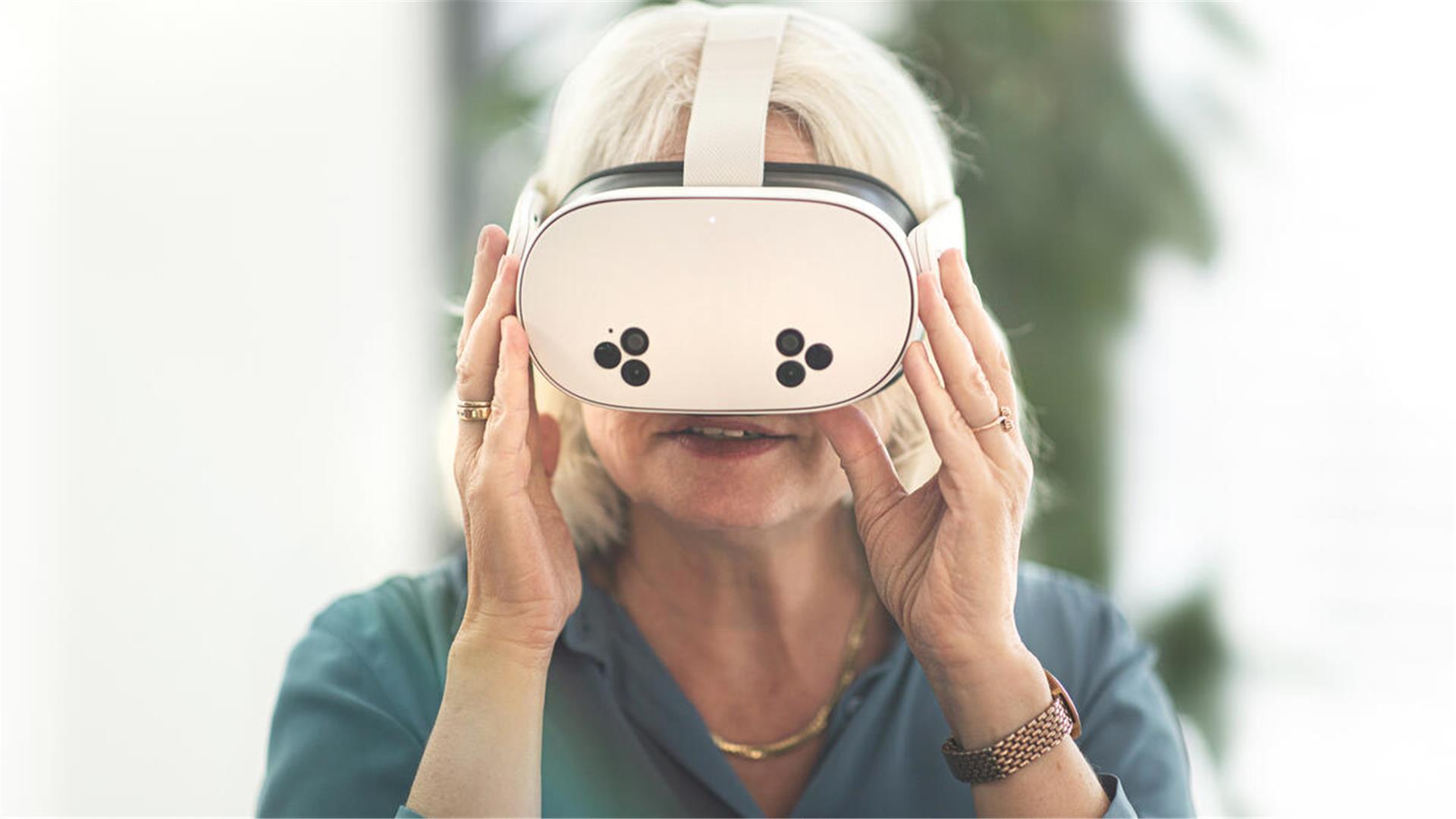 Eine Frau hat eine VR-Brille auf dem Kopf.
