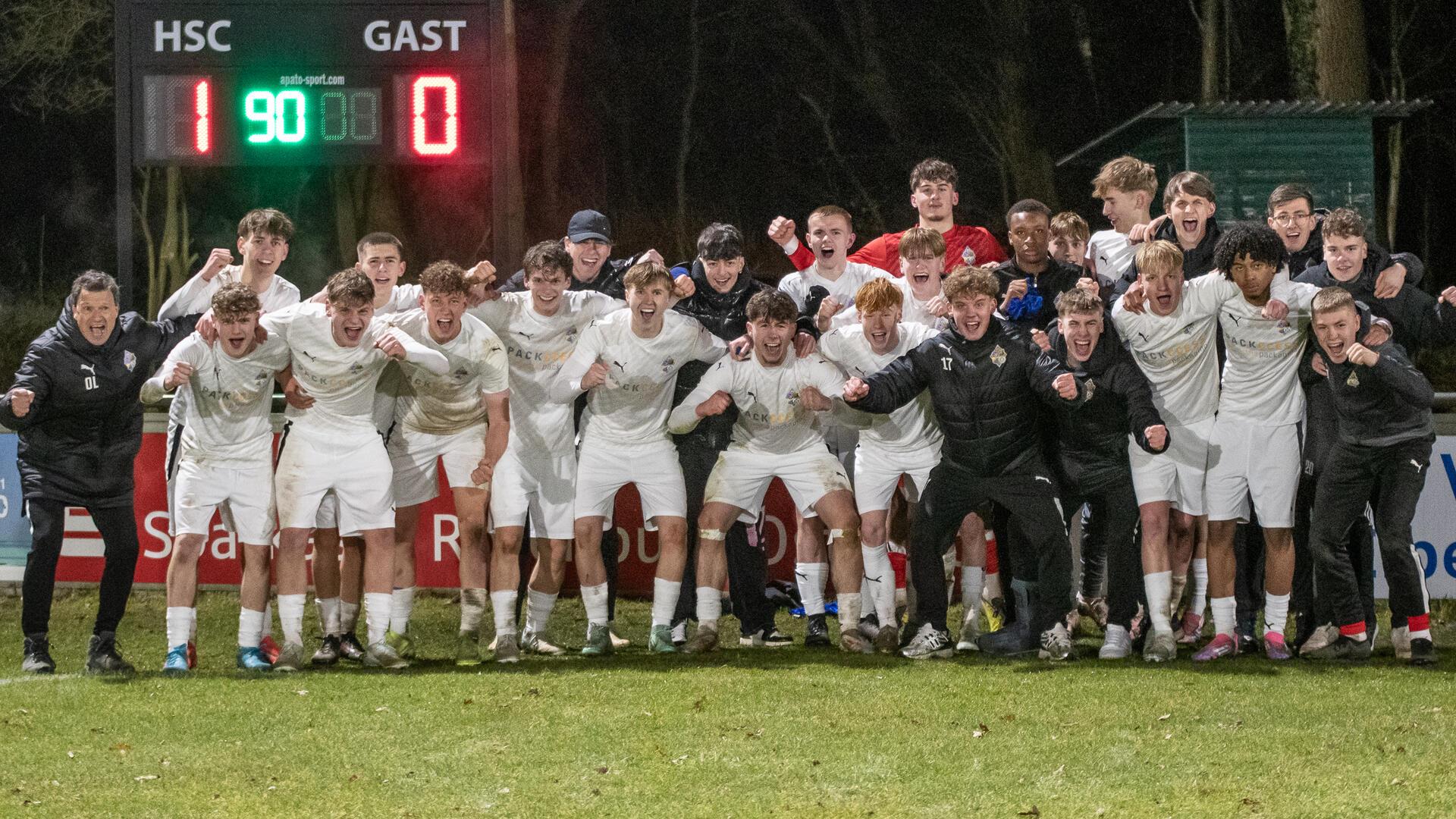 Grenzenloser Jubel bei den Jungs der U19 des JFV A/O/B/H/Heeslingen nach dem Sieg im Viertelfinale des Niedersachsenpokals gegen Hannover 96.