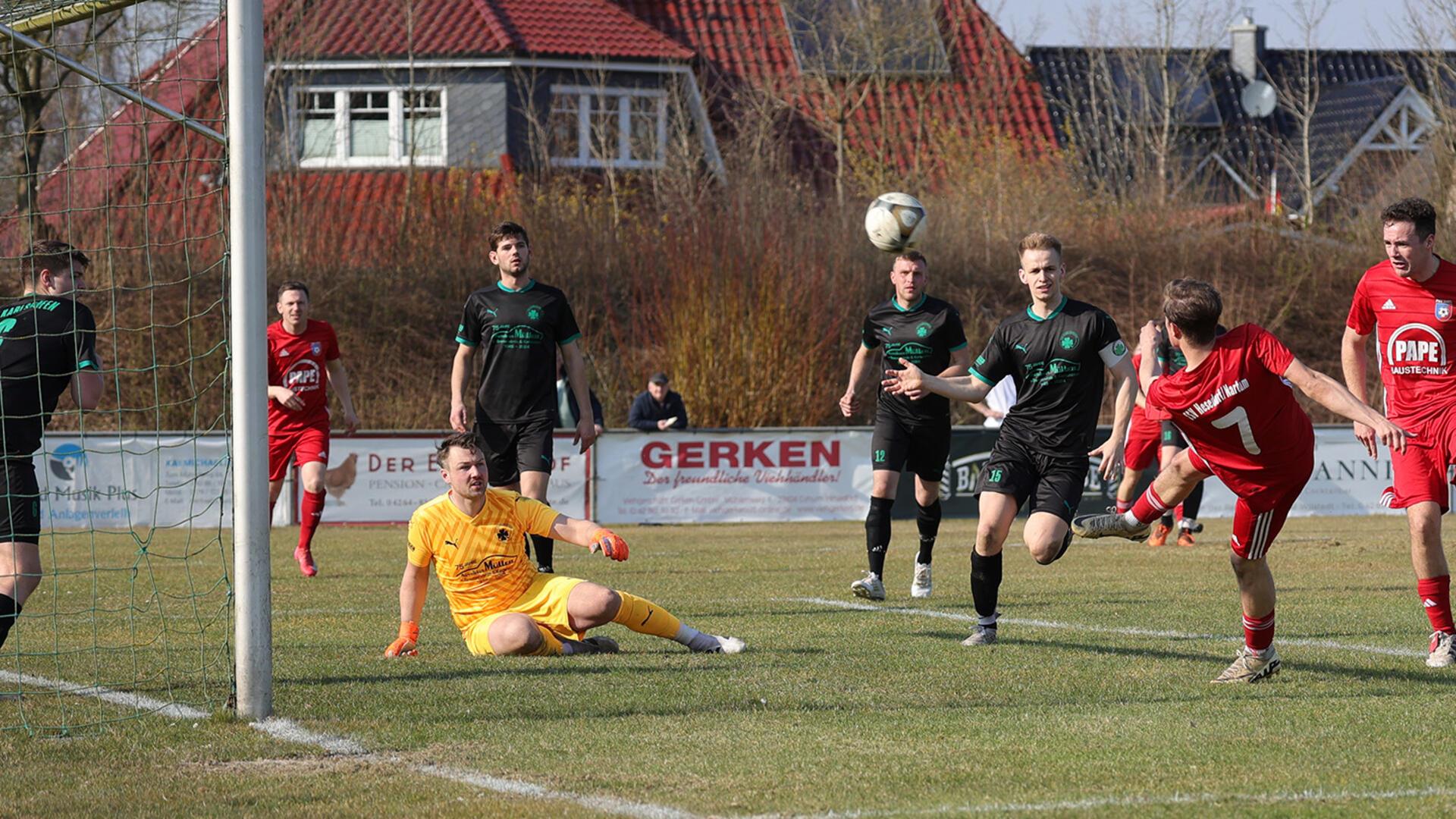 Großchance für die FSV zur Vorentscheidung, doch Erik Meyer (Nummer 7) verzieht frei stehend über das Gäste-Tor.