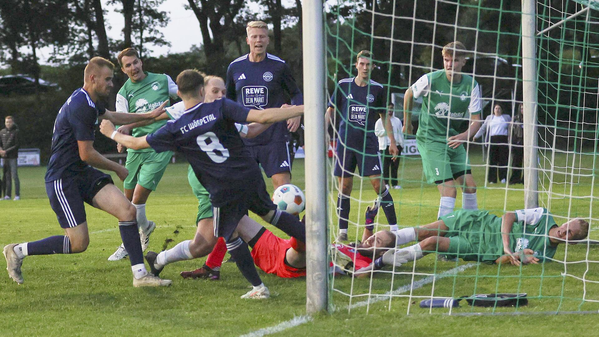 Große Aufregung in der letzten Minute: Omke Brases Kopfball aufs eigene Tor kann Wörpetal-Keeper Jonas Rieck zwar parieren, doch der Abpraller landet bei TSV-Kapitän Marvin Grabau, der wiederum den fallenden Philipp Gerken anschießt. Es folgt ein Pressschlag zwischen Grabau und Wörpetals Jonas Osterhorn (8) und anschließend der Schlusspfiff.