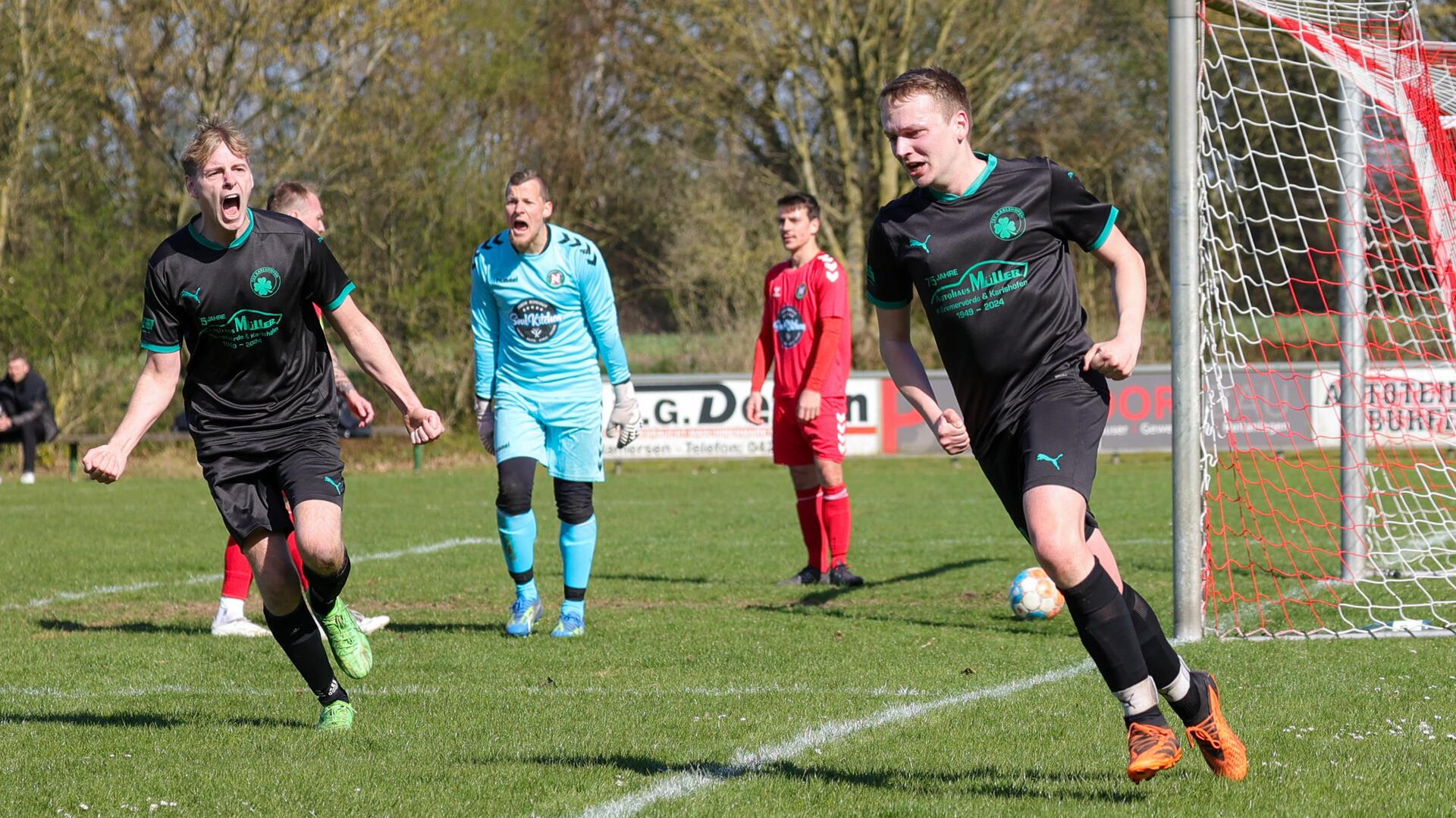 Große Freude bei Felix Hastedt (links): Soeben hat Hannes Schröder den TSV mit 2:1 in Führung geschossen.