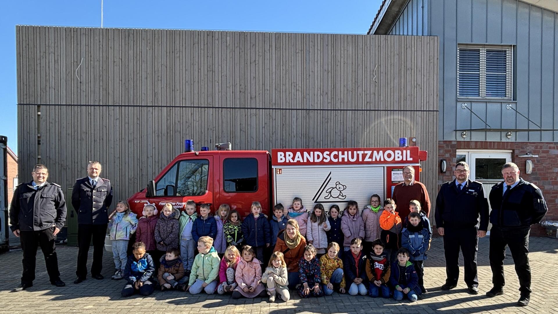 Große Freude bei den Kita-Kindern, dem Kita-Team und den Vertretern von Feuerwehr und Gemeinde über die Auszeichnung vom Landesfeuerwehrverband.