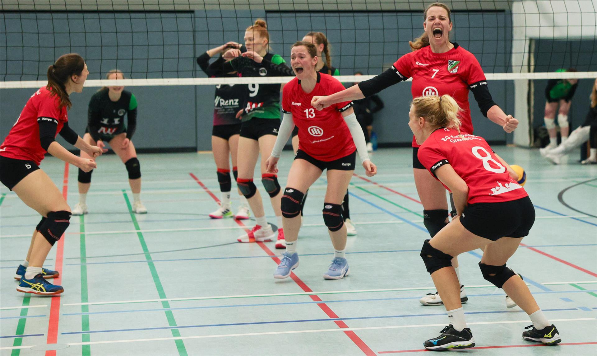 Große Freude bei der SG Karlshöfen/Gnarrenburg über den 3:1-Sieg gegen die Weserbergland Volleys. Anschließend wurde auch noch der Meister TK Hannover II mit 3:2 nach Hause geschickt.