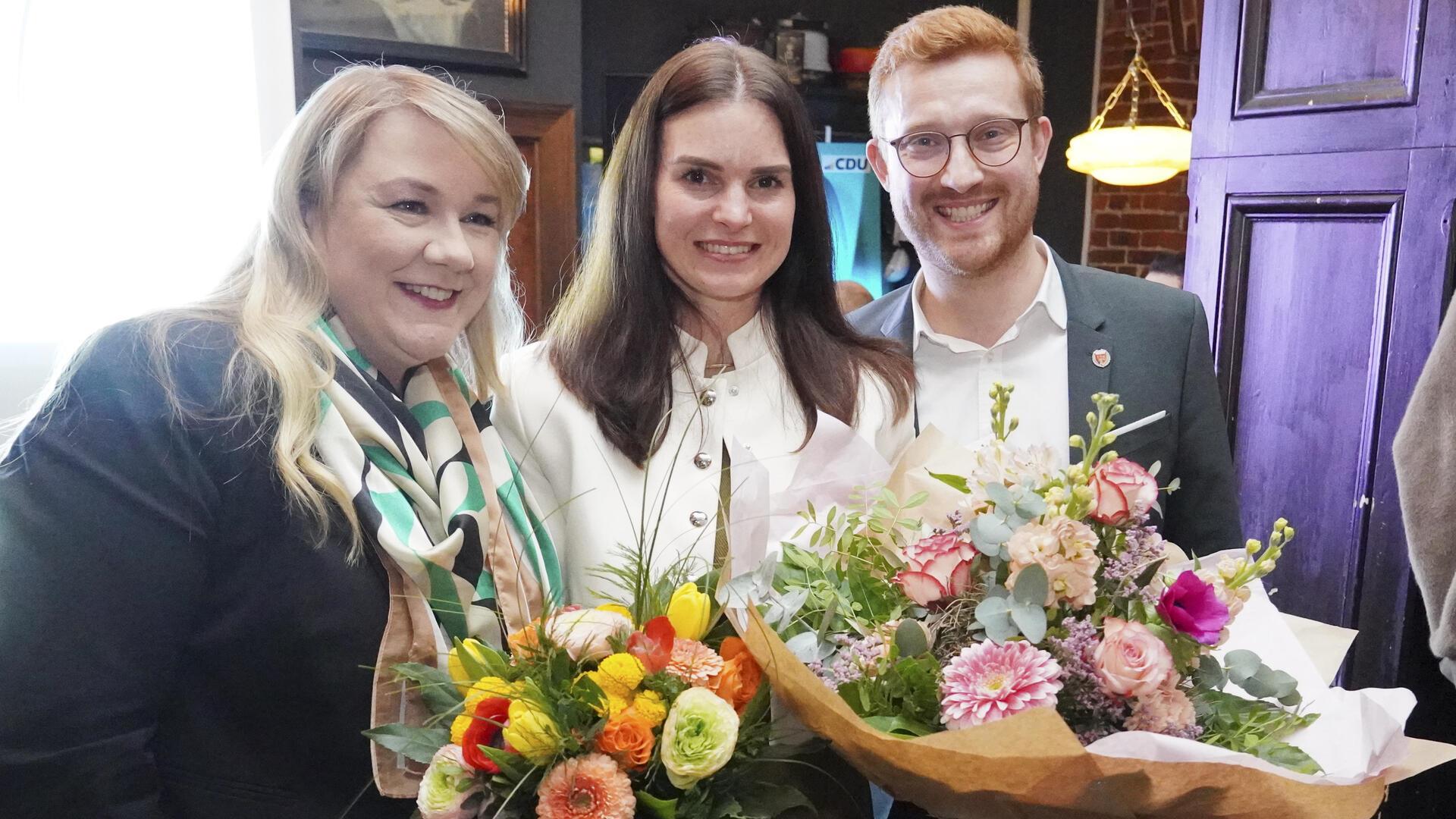Große Freude für Vanessa Zobel (Mitte): Für die CDU-Kreisverbände Rotenburg und Stade gratulierten Dirk-Frederik Stelling und Melanie Rost-Reinecke der Wahlsiegerin.
