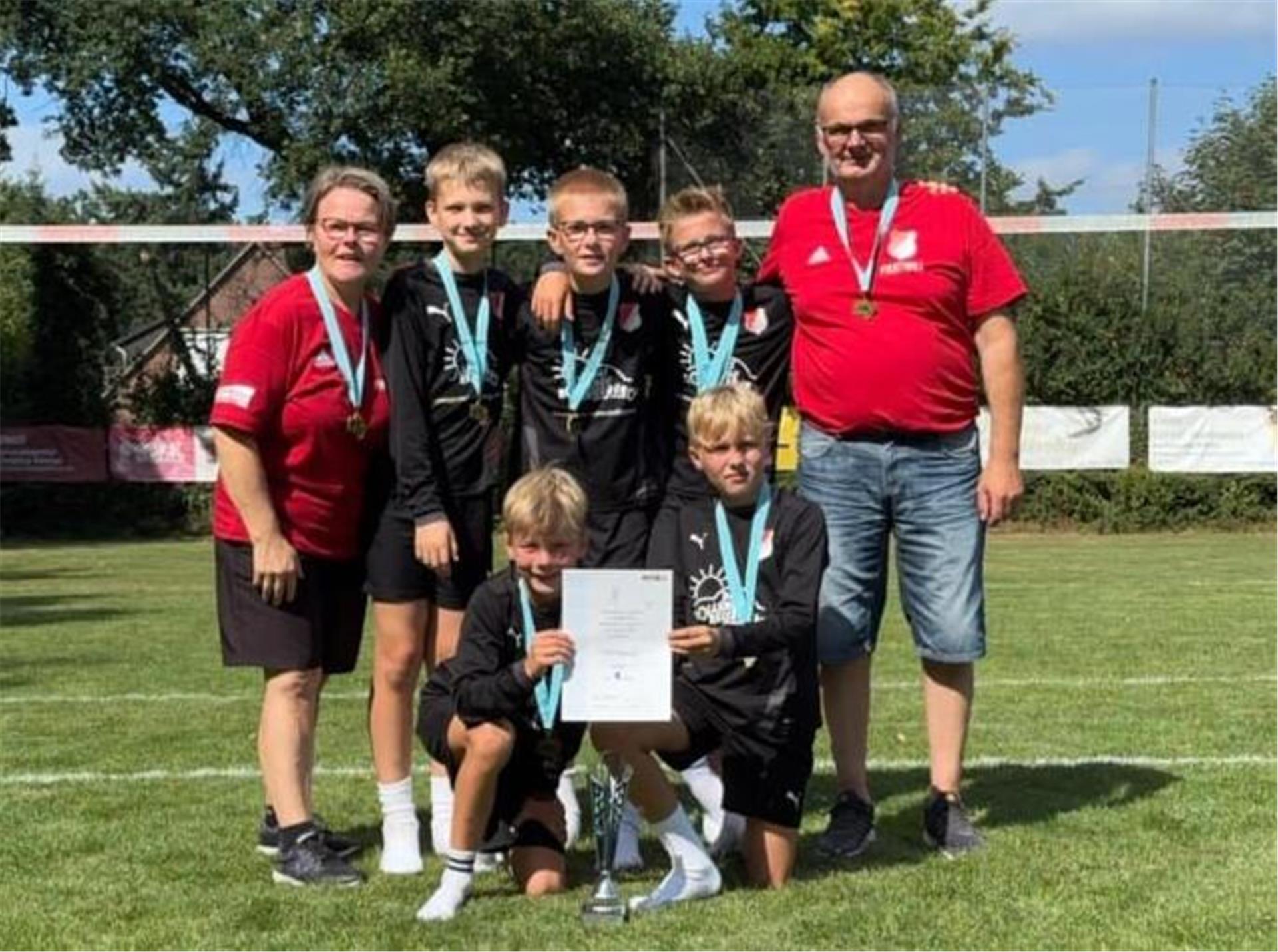 Große Freude nach dem Titelgewinn (von links): Trainerin Uta Reinecke, Jakob Behrens, Thore Reinecke, Maximilian Reinheimer, Betreuer Hans-Peter Gerken. Kniend von links) Mika Junge und Jan-Hinnerk Martens.