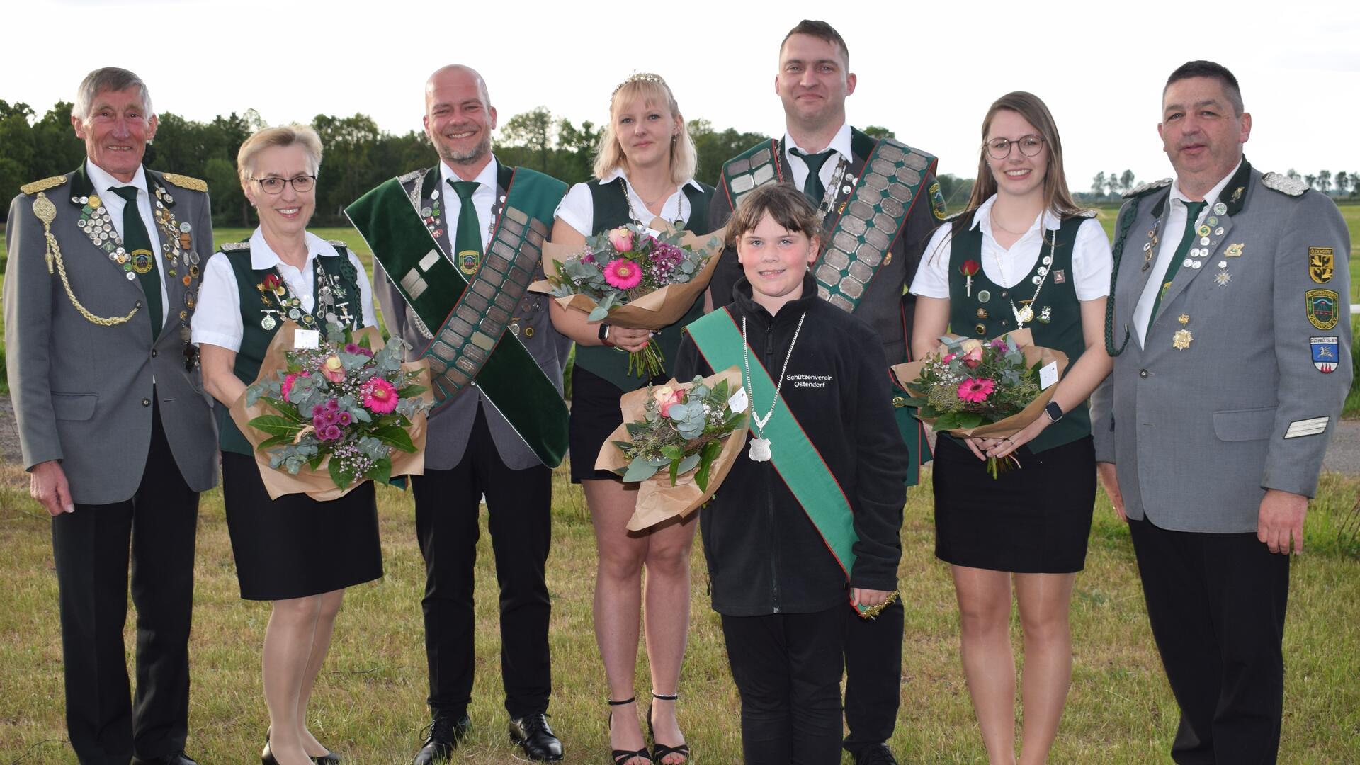 Große Freude über ein komplettes Königshaus in Ostendorf: Das Foto zeigt Ostendorfs Schützenpräsident Wilfried Lütje (von links), Vizekönigin 2024 Inge Hasselmann, Vizekönig 2024 Mark Noetzelmann, Königin Lara-Kathrin Sticht, König Jannek Balk, Jungschützenkönigin Jolina Haase, den stellvertretenden Präsident Thomas Schwarzbach und Kinderkönigin Swantje Schwarzbach.
