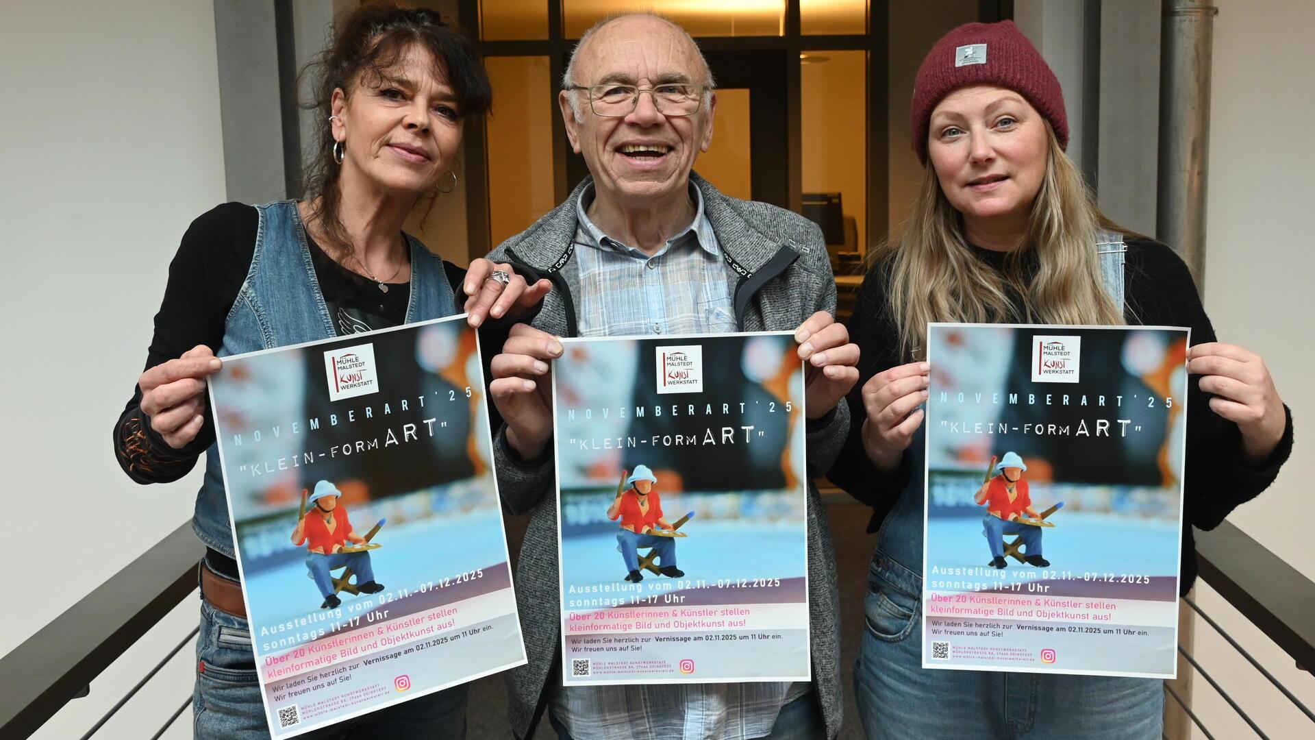 Große Vorfreude auf Kleinformatiges: Tina Abich (von links), Siegfried Krön und Elli Brockmann vom MMK-Team freuen sich auf die große November-Ausstellung in der Mühle Malstedt Kunstwerkstatt.