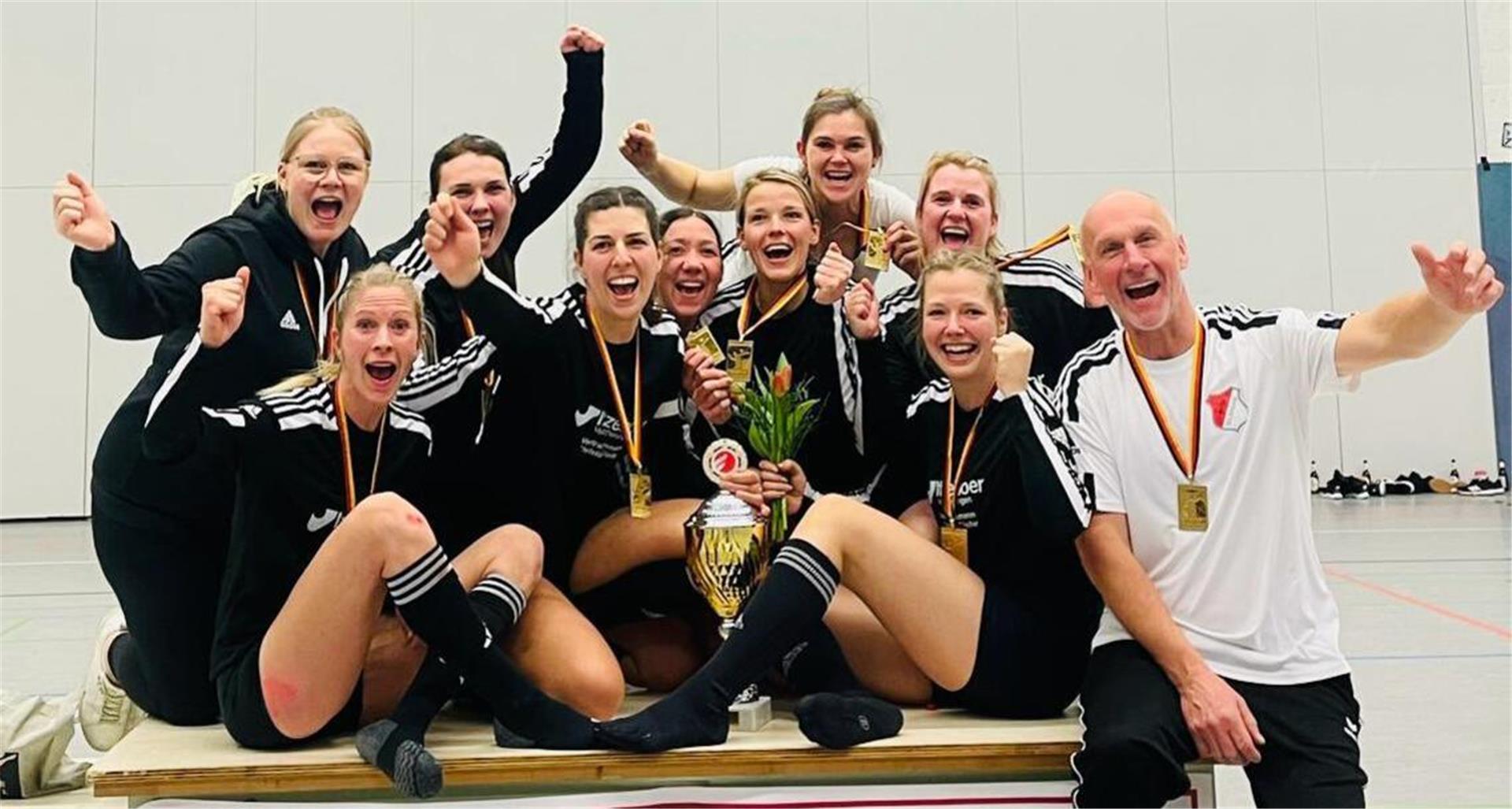 Großer Jubel bei den Spielerinnen des MTSV Selsingen nach dem Gewinn der Deutschen Meisterschaft der  F30-Faustballerinnen.