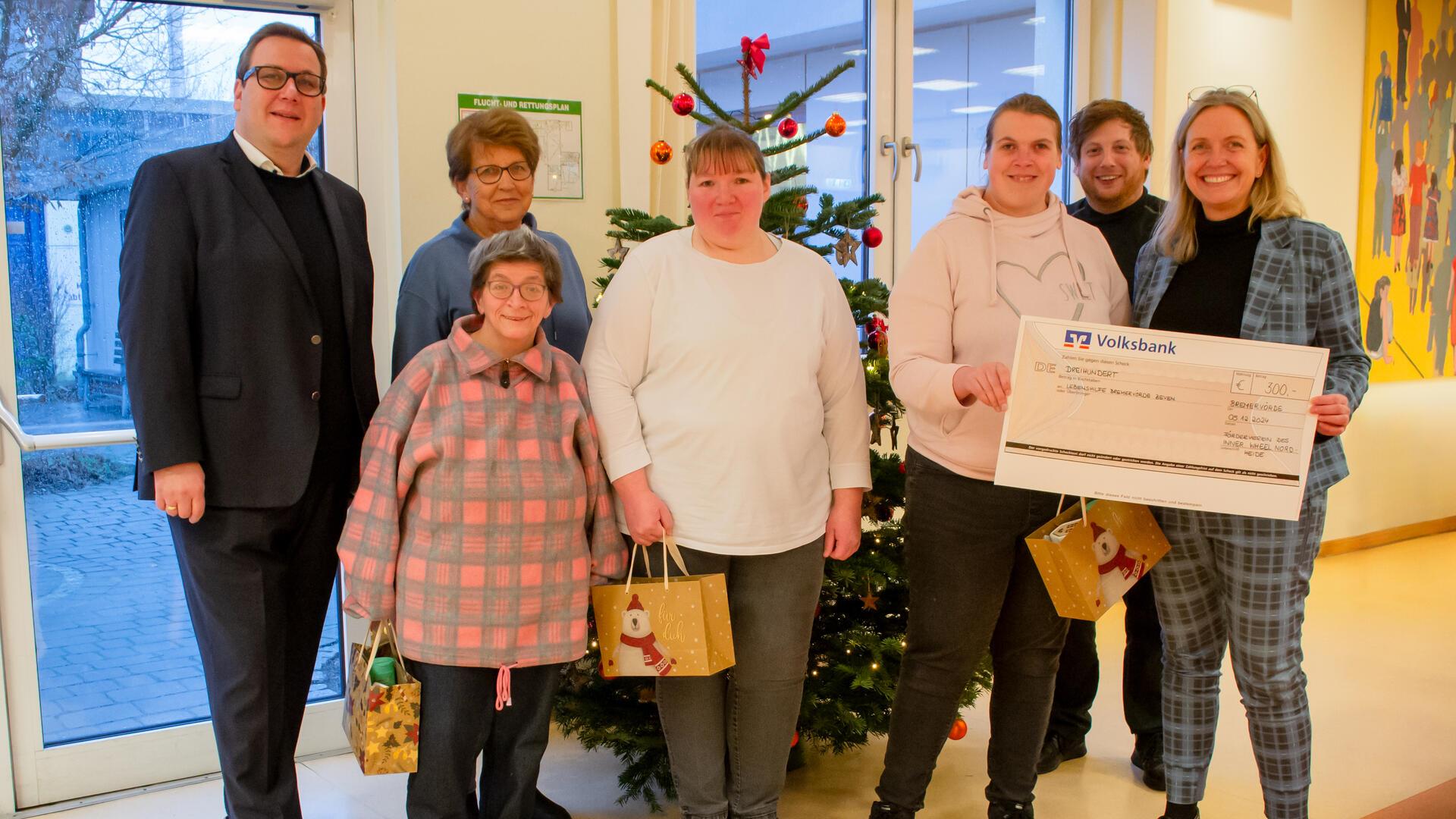 Gründungsmitglied Silke Hube (Dritte von links) und Pastpräsidentin Ulrike Schloen (ganz rechts) vom Inner Wheel Club Nordheide mit Lebenshilfe-Geschäftsführer Volker Wahlers (ganz links). 