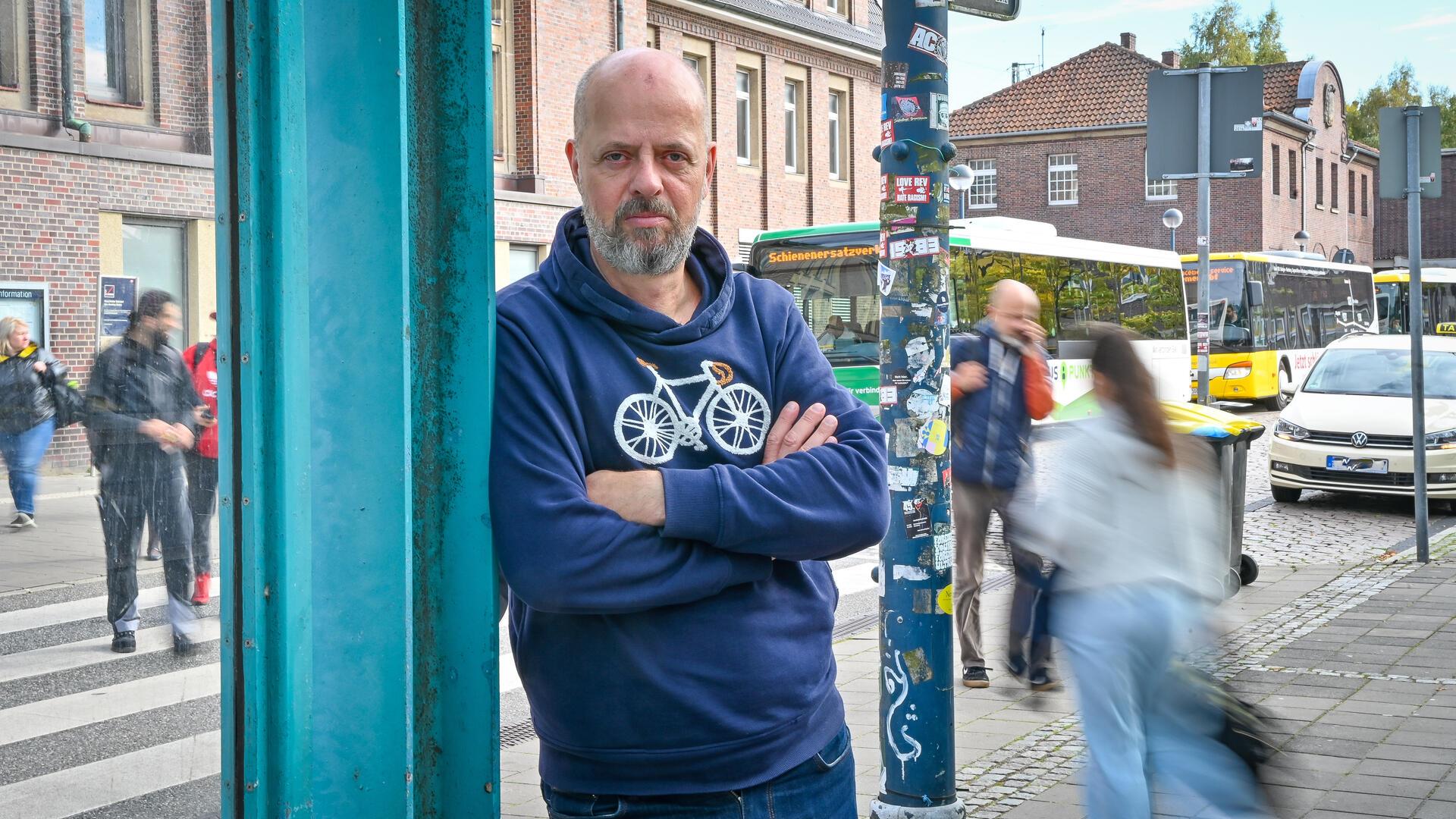 Grünen-Politiker Michael Labetzke und die Zugverbindungen am Bremerhavener Hauptbahnhof.