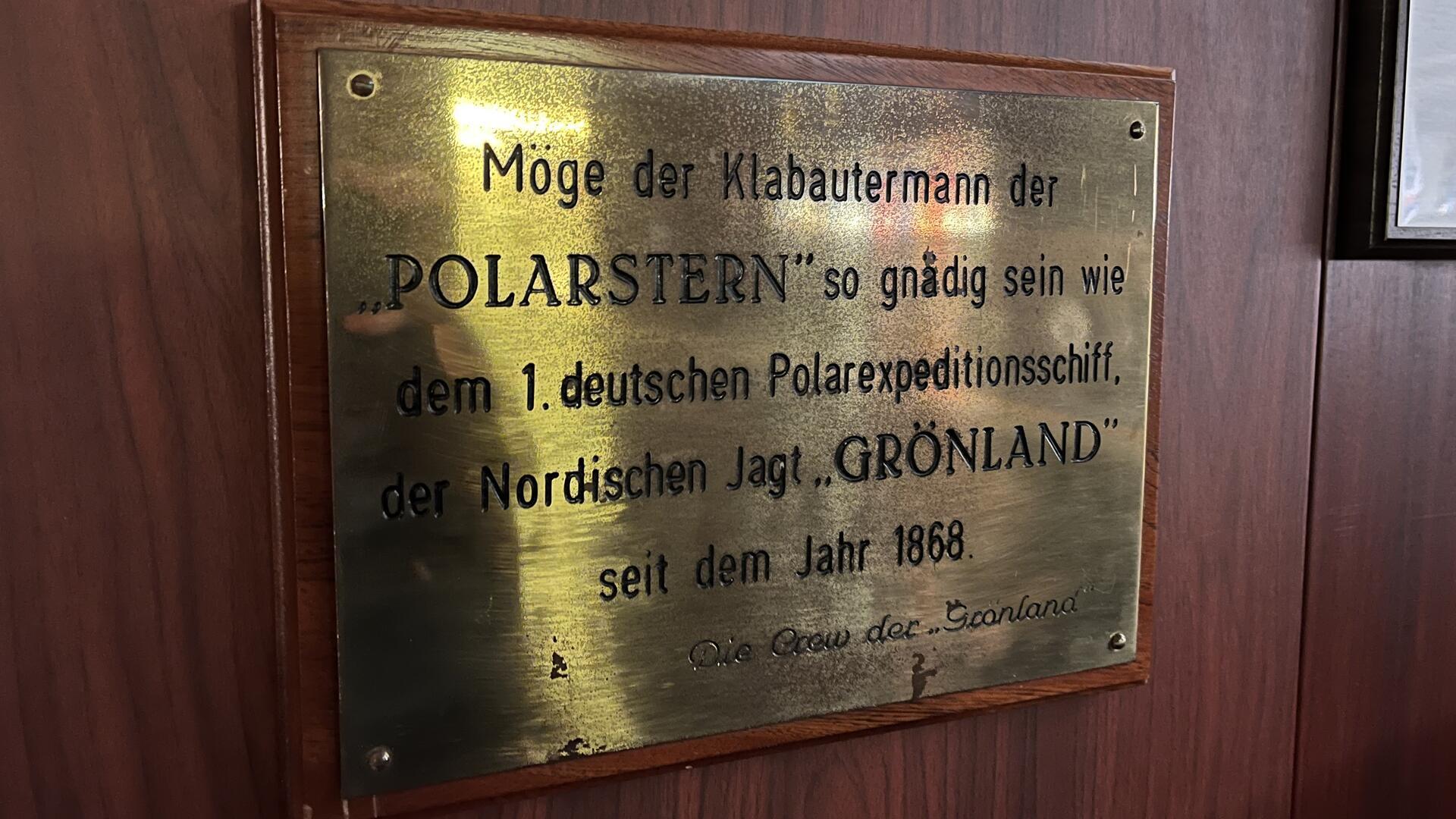 OP-Saal, Kachelofen, Pinguin-Deko: Blick ins Innere der „Polarstern“ Grüße von der Crew der „Grönland“: Vom einen Schiff aus Bremerhaven zum anderen.