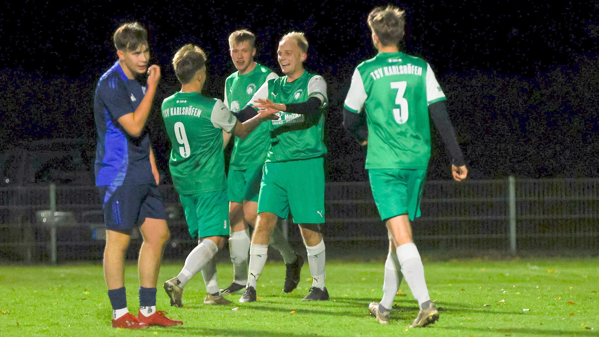 1. Kreisklasse: Lemmermann-Team bleibt in Lauerstellung Grund zur Freude: Karlshöfens Kapitän Marvin Grabau gelangen zwei Treffer.