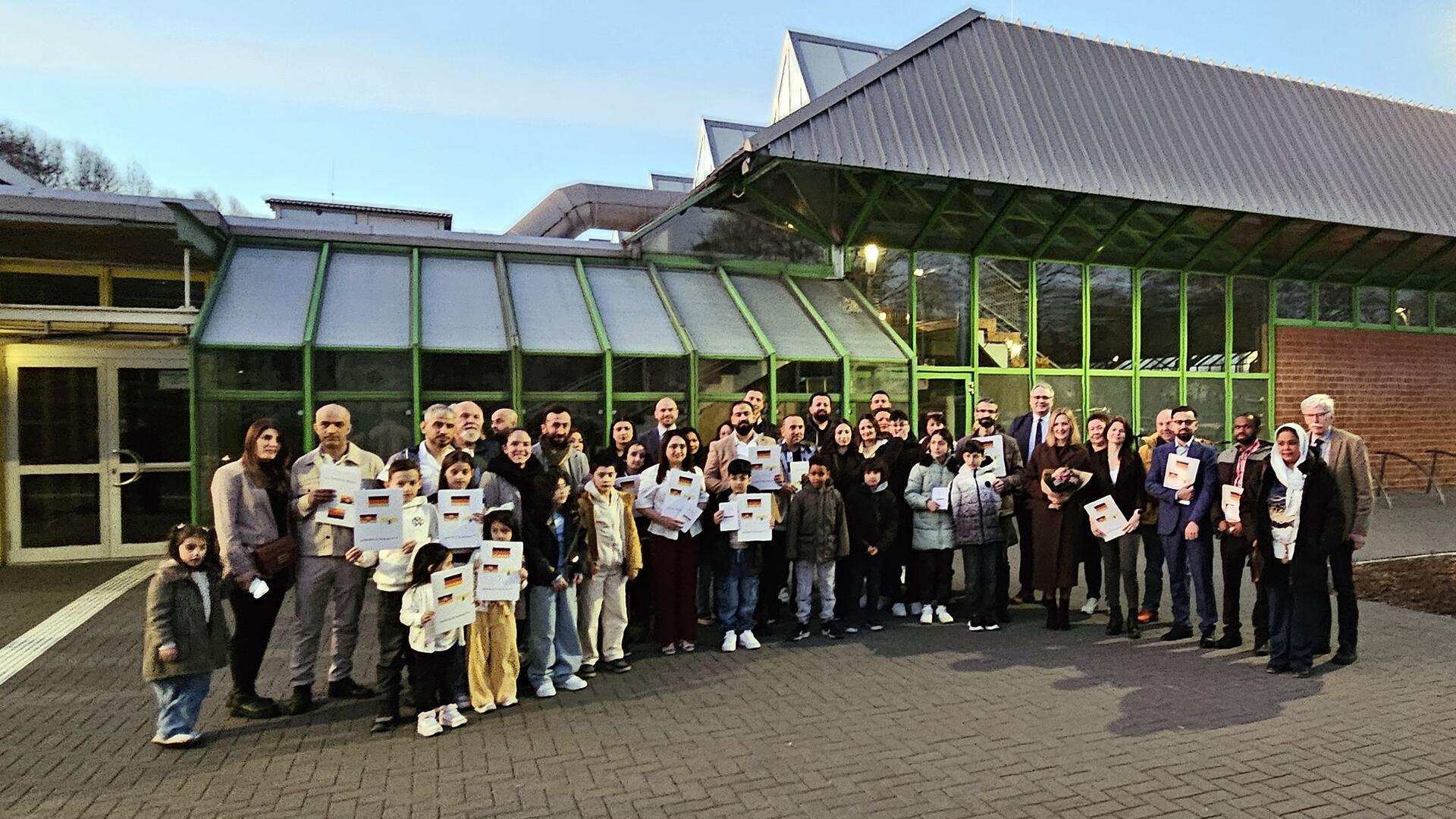 Gruppenbild der Eingebürgerten mit Vertretern der Politik und Landrat Marco Prietz.