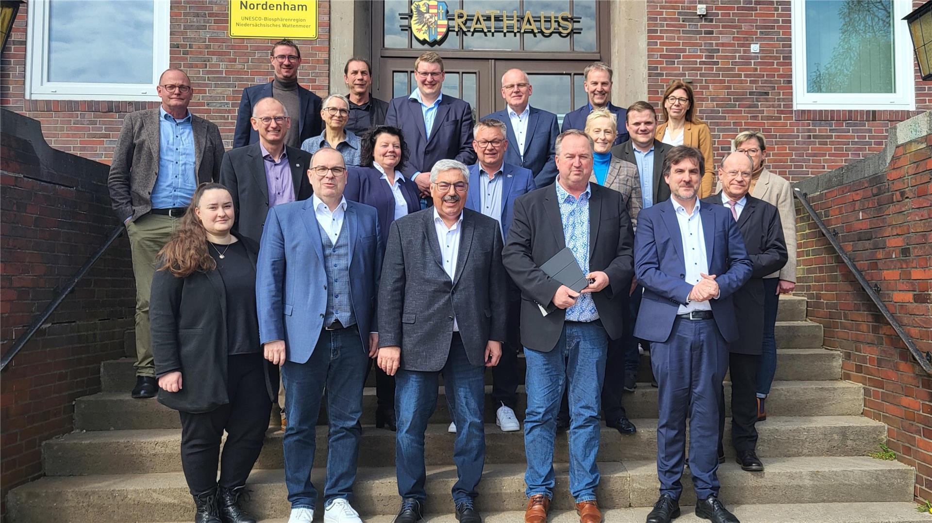 Eine Gruppe steht auf einer Treppe des Nordenhamer Rathauses