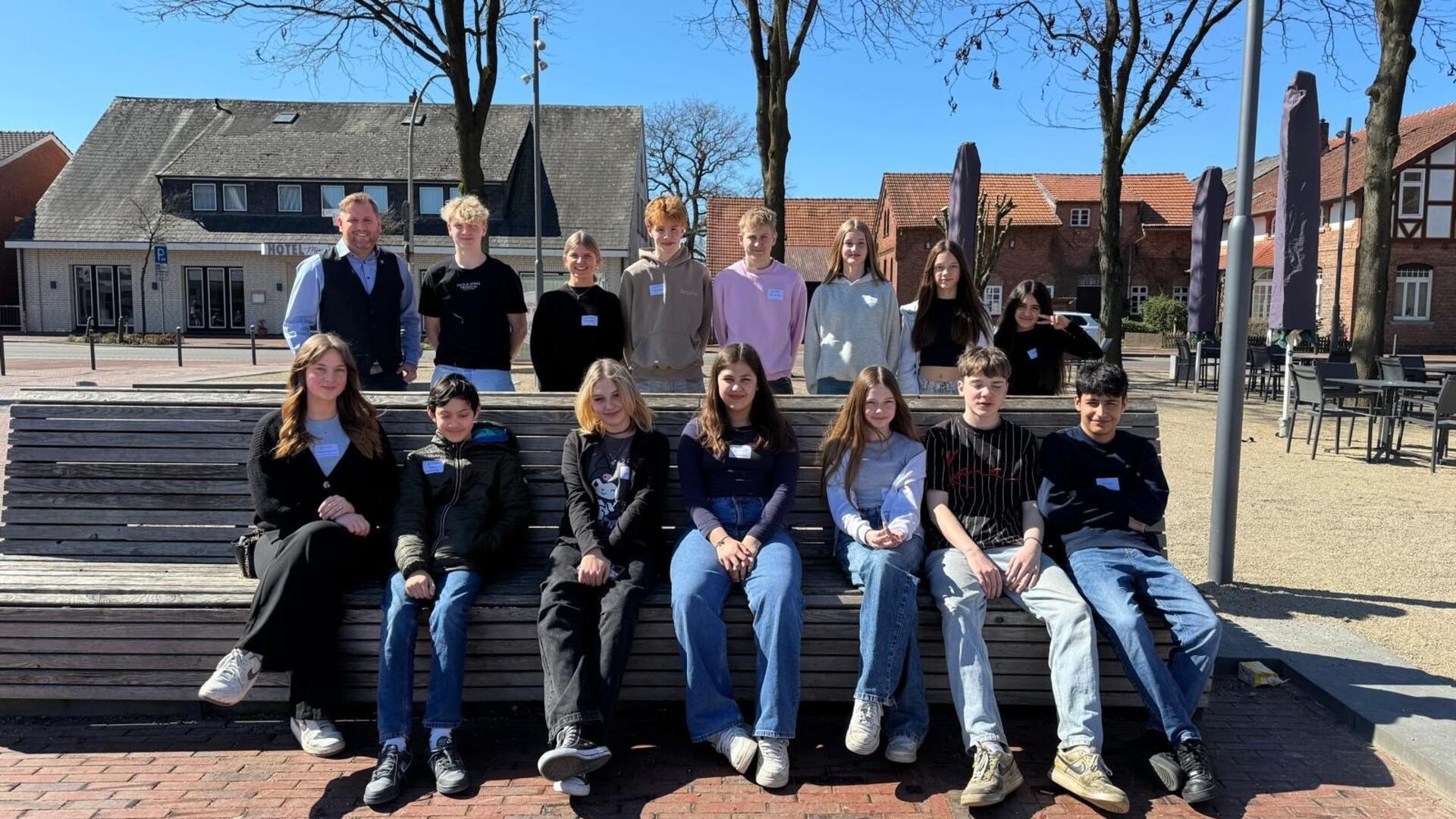 Gruppenbild mit Bürgermeister Marc Breitenfeld: 13 Schülerinnen und Schüler nutzten die Chance, einen Blick hinter die Kulissen der Gemeindeverwaltung zu werfen.