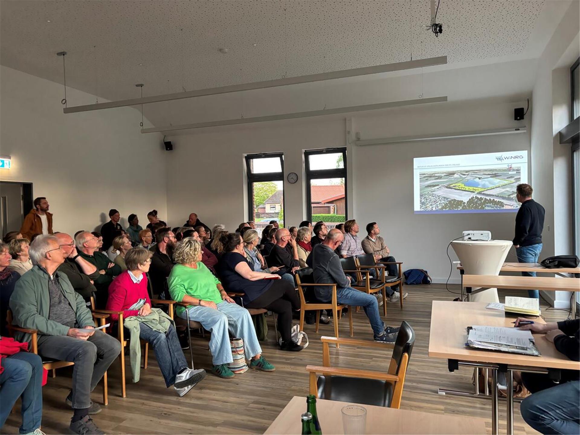 Gut gefüllt ist das kirchliche Gemeindehaus in Wilstedt anlässlich der jüngsten Ratssitzung.