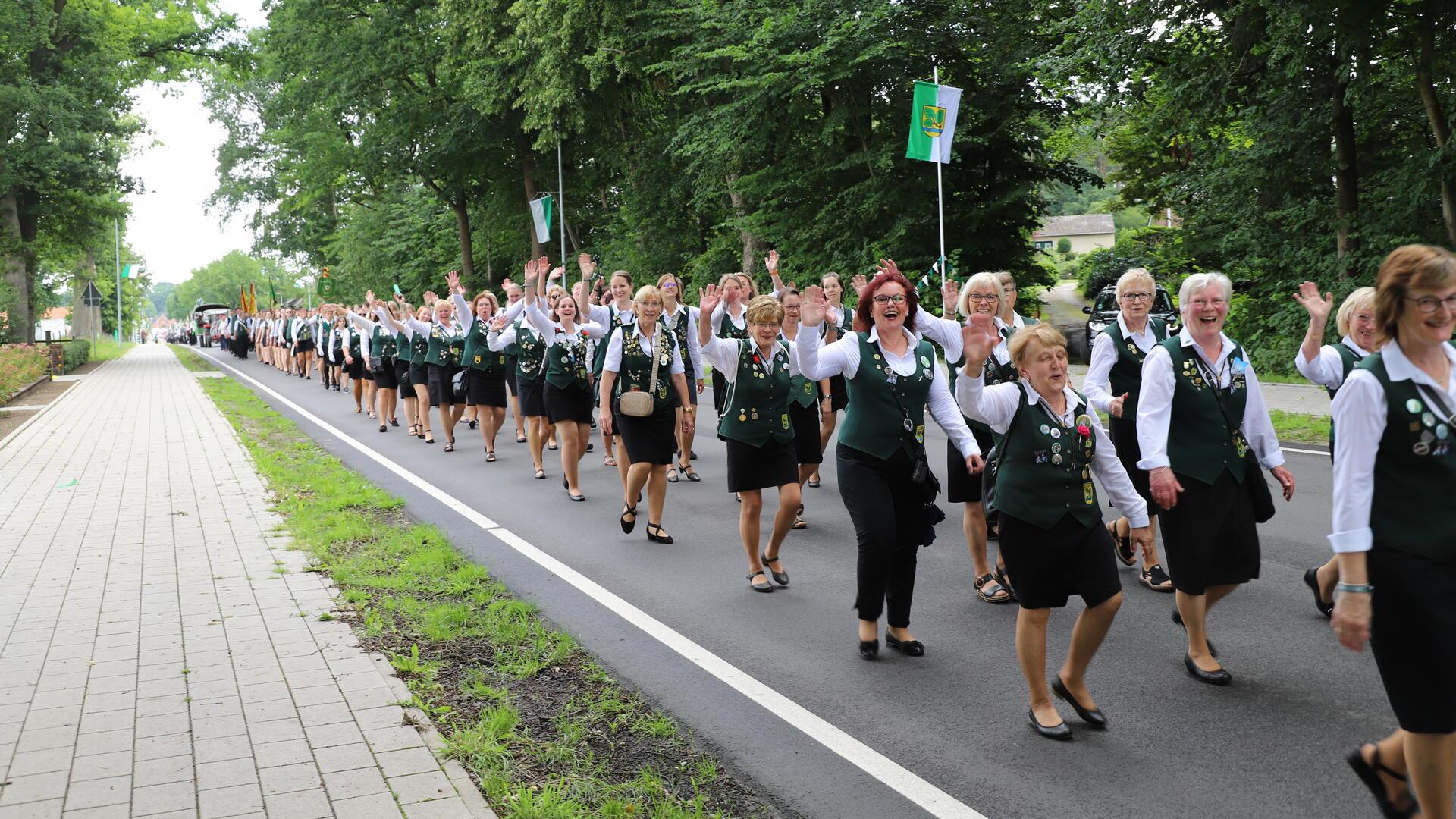 Gut gelaunt marschierten die Umzugteilnehmer (hier die Elmer Schützendamen) auf knapp zwei Kilometern vom Elmer Dorfmittelpunkt zum Festplatz „Hohe Heide“. Fotos: Schomaker