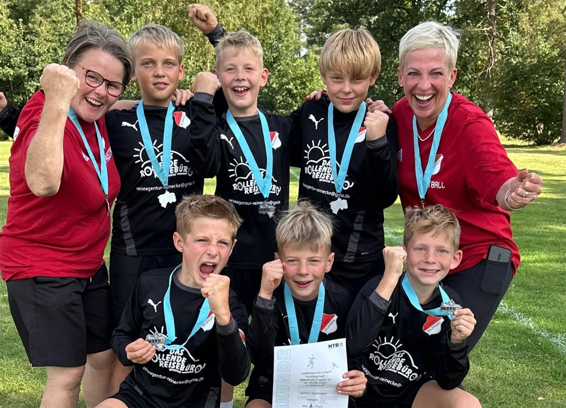 Gut gelauntes Team nach dem zweiten Platz (von links): Uta Reinecke, Jonte Oltmann, Lian Peper, Tino Brandenburg und Chatrina Reinheimer. Unten von links: Constantin Reinheimer, Mika Junge und Yari Bartsch.