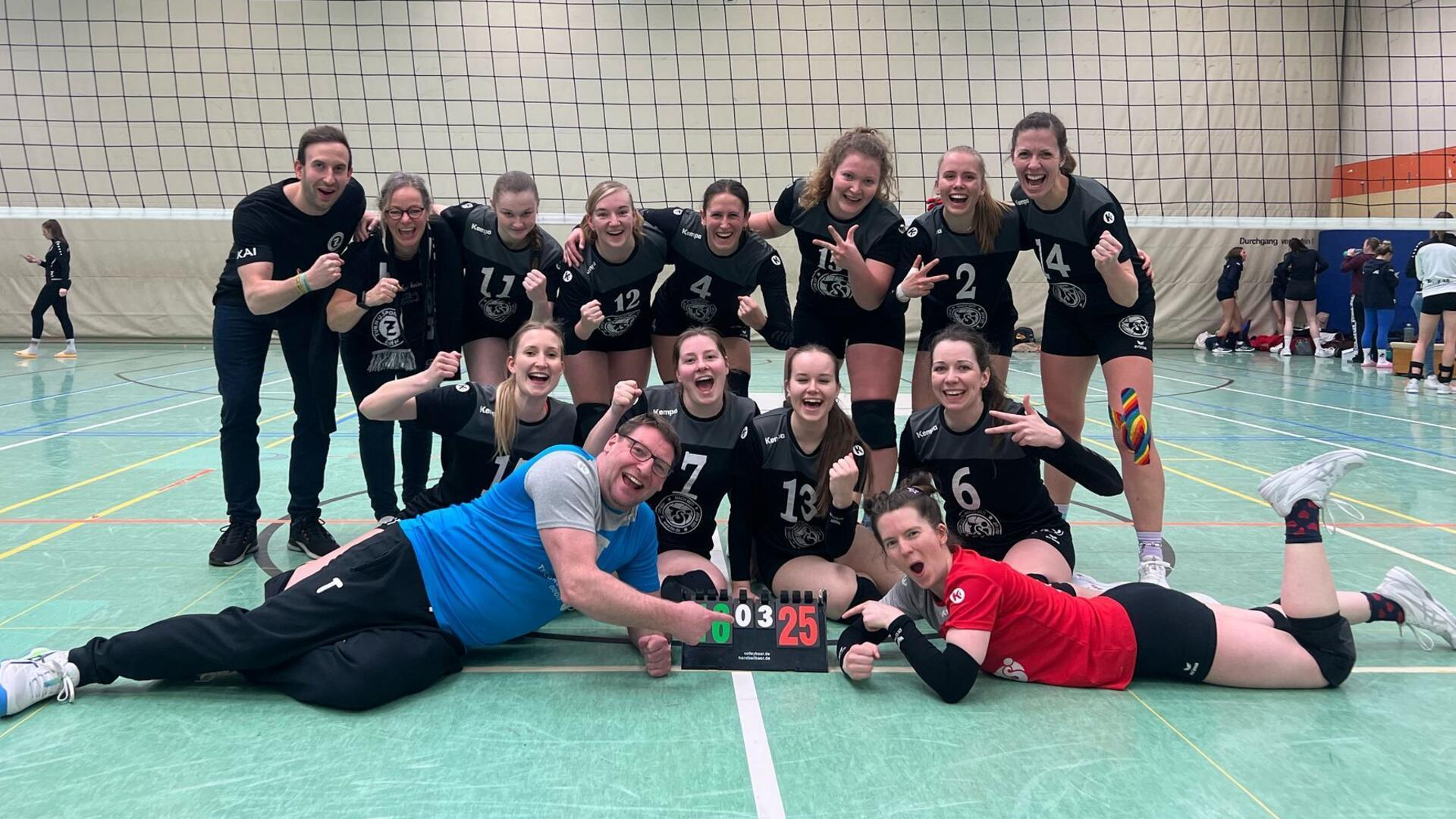 Gute Laune nach dem letzten Spiel der Saison in Hildesheim, wo sich das Team des TuS Zeven zum Abschluss nochmals drei Punkte sicherte.