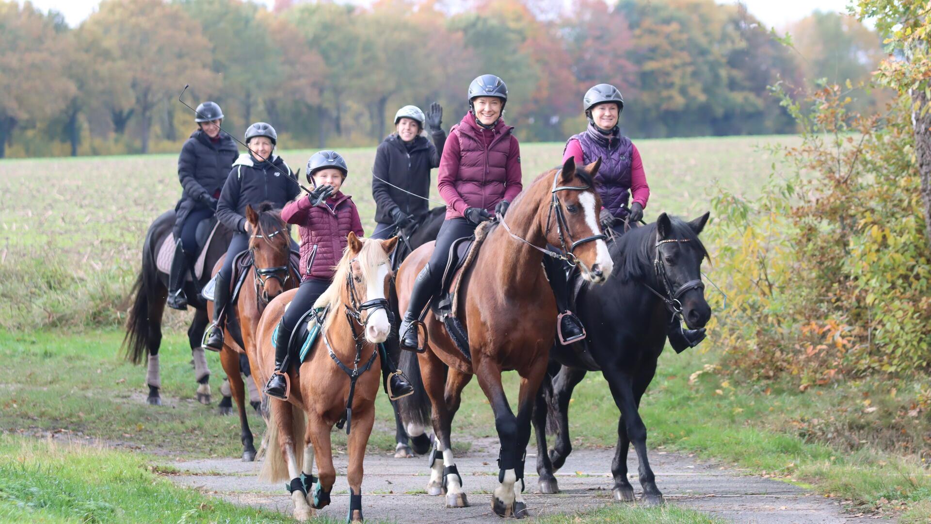 Gute Laune und gutes Wetter: So toll war der große Herbstausritt des Reitvereins Tarmstedt.