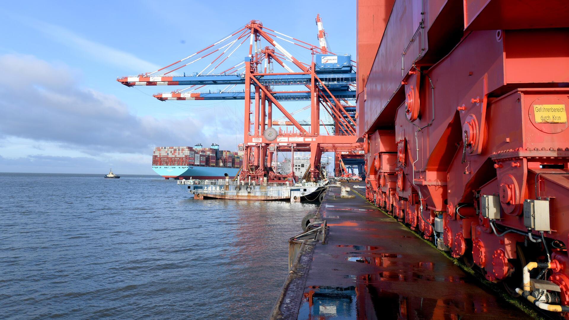 Fuß einer Containerbrücke am Kajenrand. 