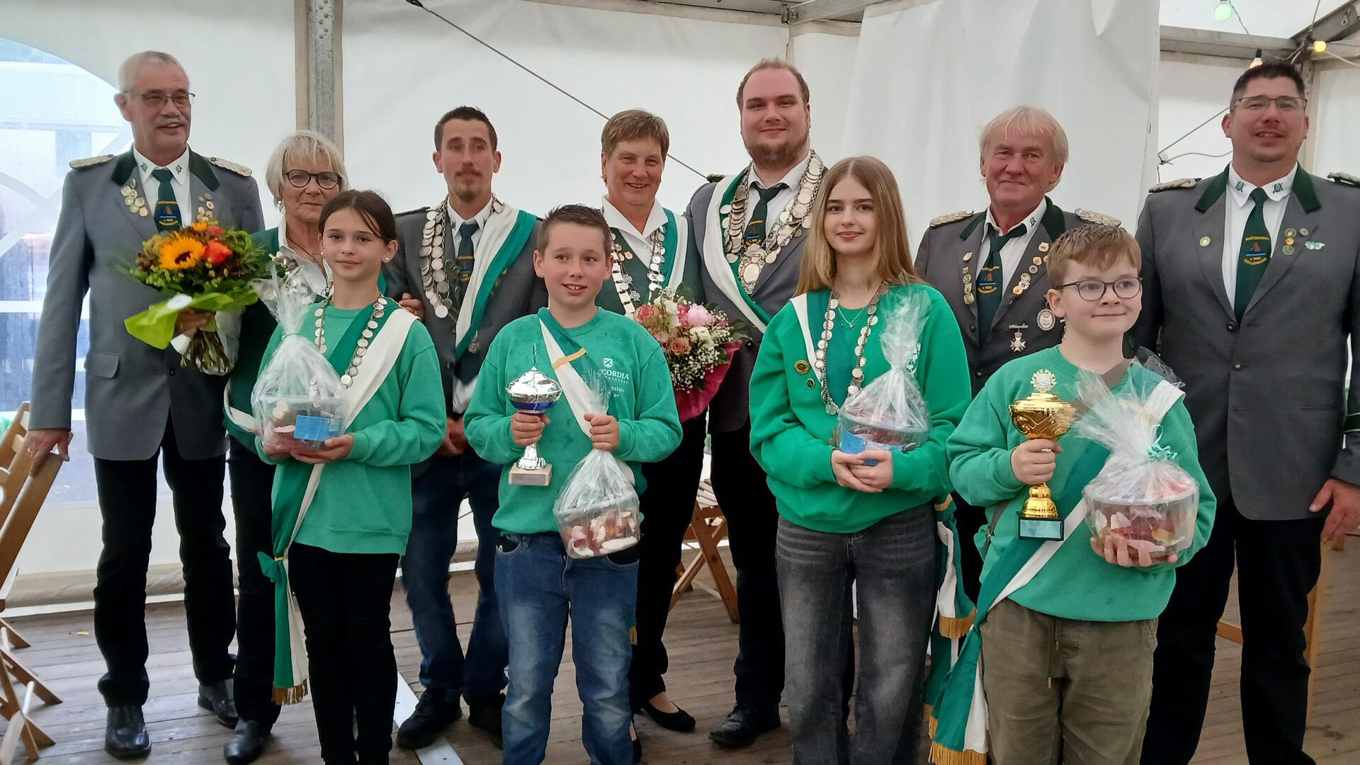 Gute Stimmung nach der Krönung: Sportleiter Herbert Wellbrock (hinten, von links), Vizekönigin Brigitte Thoden, Vizekönig Mirko Stelljes, Königin Heidi Grunwald, König Nils Stelljes, Präsident Heino Lütjen und Vizepräsident Andre Stelljes. Jugendvizekönigin Emilia Gieschen (Vorne, von links), Kindervizekönig Jonas Stelljes, Jugendkönigin Isa Seupt und Kinderkönig Tjark Wehmann.