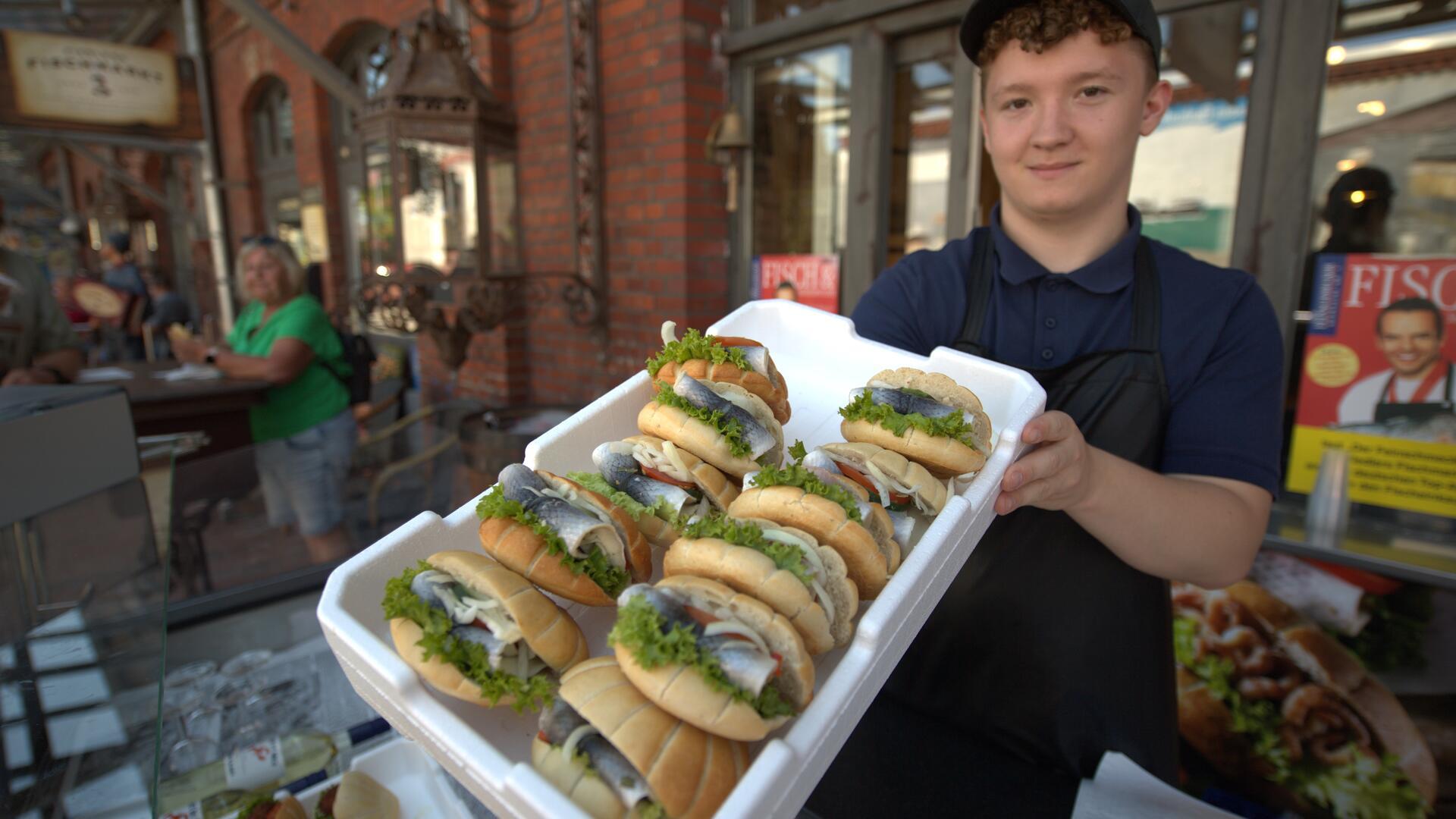 Guten Appetit: Zu den Matjestagen wird ein 33 Meter langes Fischbrötchen angeschnitten und portionsweise verkauft.