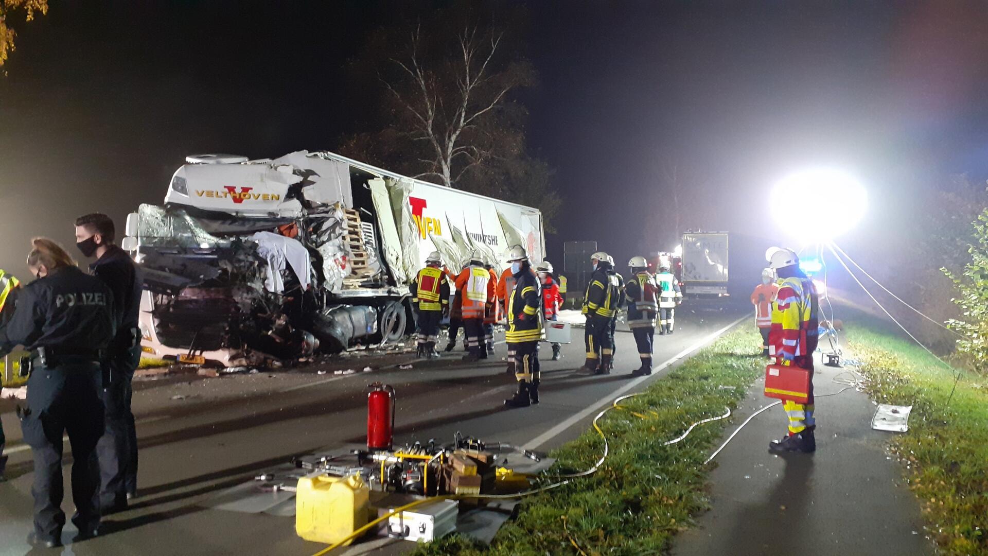 HANDOUT - Nach einem Unfall stehen am Dienstagabend auf der Bundesstraße B6 Polizisten und Feuerwehrleute an einem schwer beschädigten Laster. Bei der Kollision von zwei Lkw wurde einer der Fahrer getötet. Der andere Lkw-Fahrer wurde lebensgefährlich verletzt. (Zu dpa "Lkw kracht in Gegenverkehr - Fahrer von anderem Laster tot") +++ dpa-Bildfunk +++