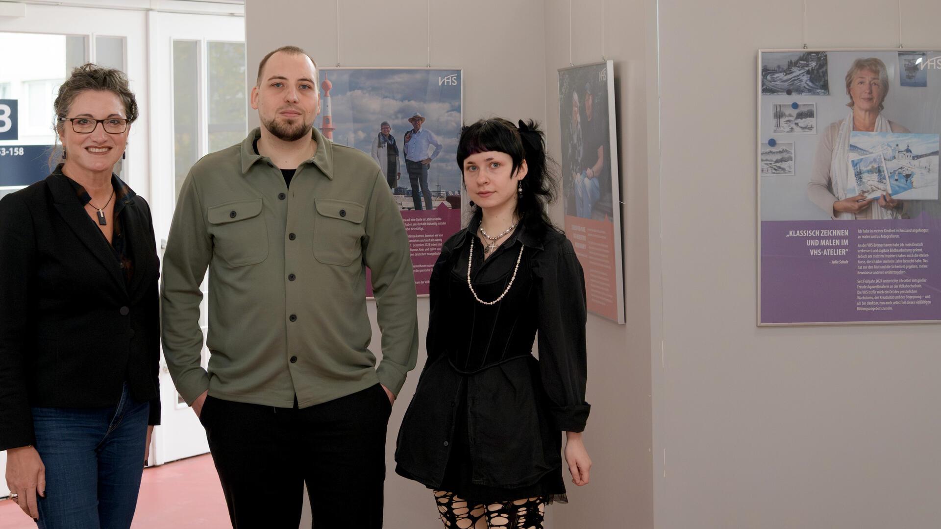 Haben die Ausstellung vorbereitet (v. li.): VHS-Fachbereichsleiterin Belén Gaudioso Simón, Sebastian Linke, zuständig für die Öffentlichkeitsarbeit, und Auszubildende Natalie Kurze, die die Fotos anfertigte.