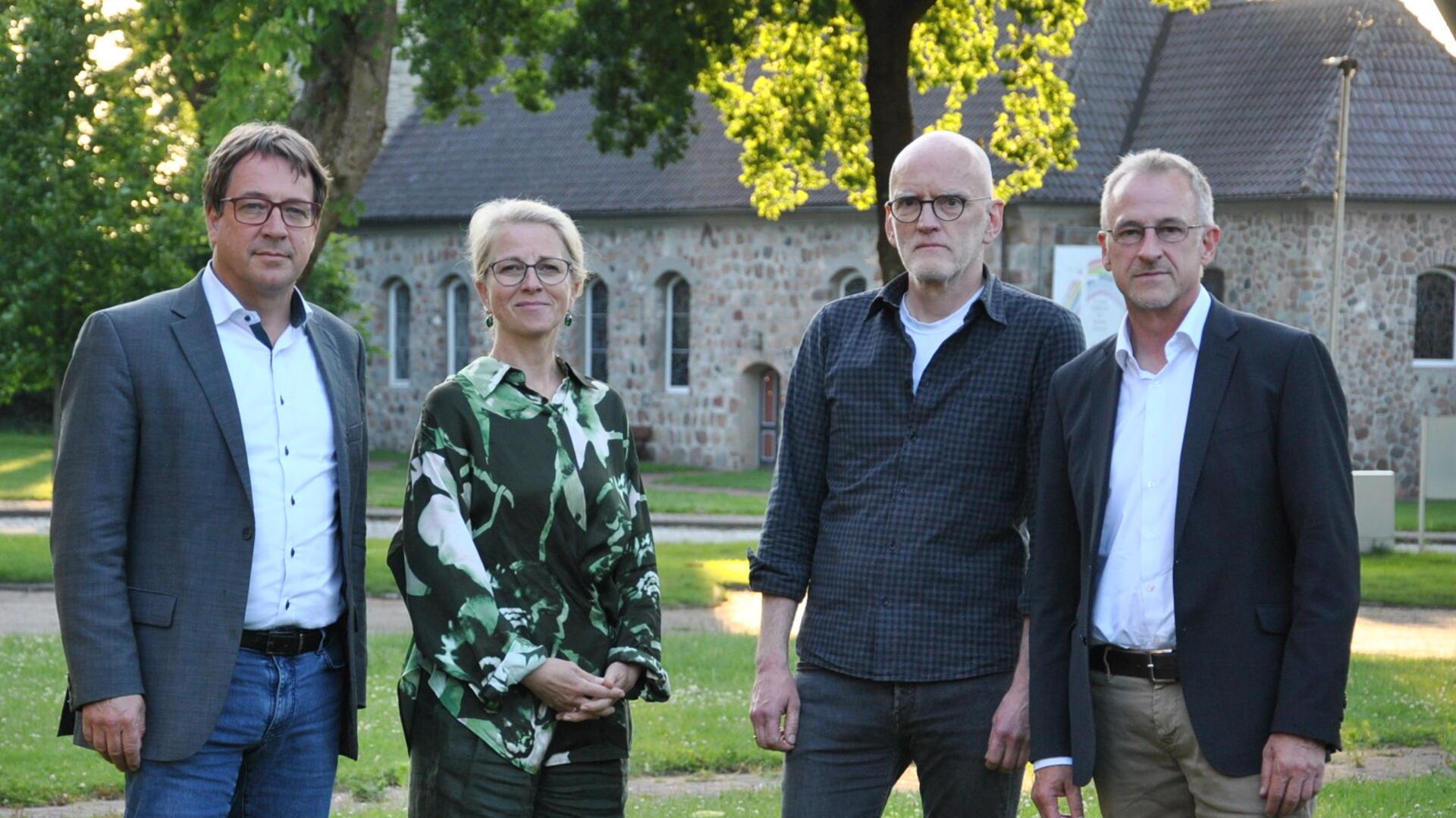 Haben in Elsdorf über das weitere Vorgehen und das Konzept der Aufarbeitung gesprochen: Dr. Martin Hauger, Rebekka Neander, Volker Klindworth und Dr. Jens Lehmann (von links).