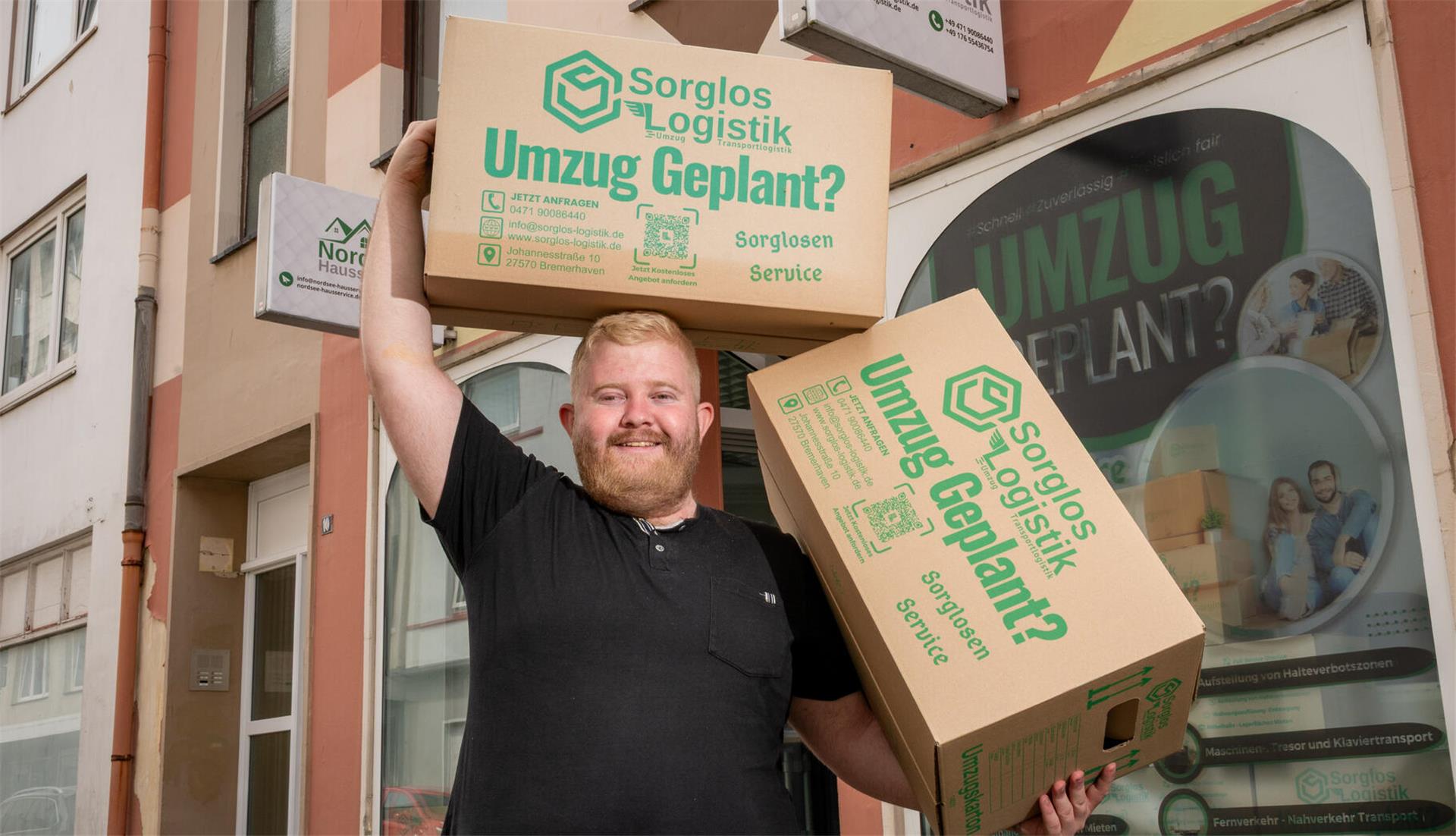 Mann mit zwei Umzugskartons. 