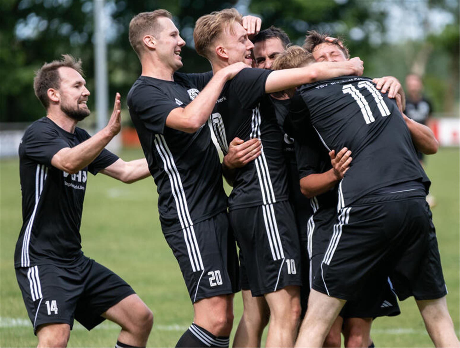 Spannende Saison in der Kreisliga endet mit dem Selsinger Aufstieg Häufig war der Jubel bei den Spielern des TSV Bülstedt in den Spielen der Rückrunde riesig, die Stimmung auch neben dem Platz ausgelassen. Am Ende krönte sich der Rückrundenmeister mit dem Titel des Vizemeisters.