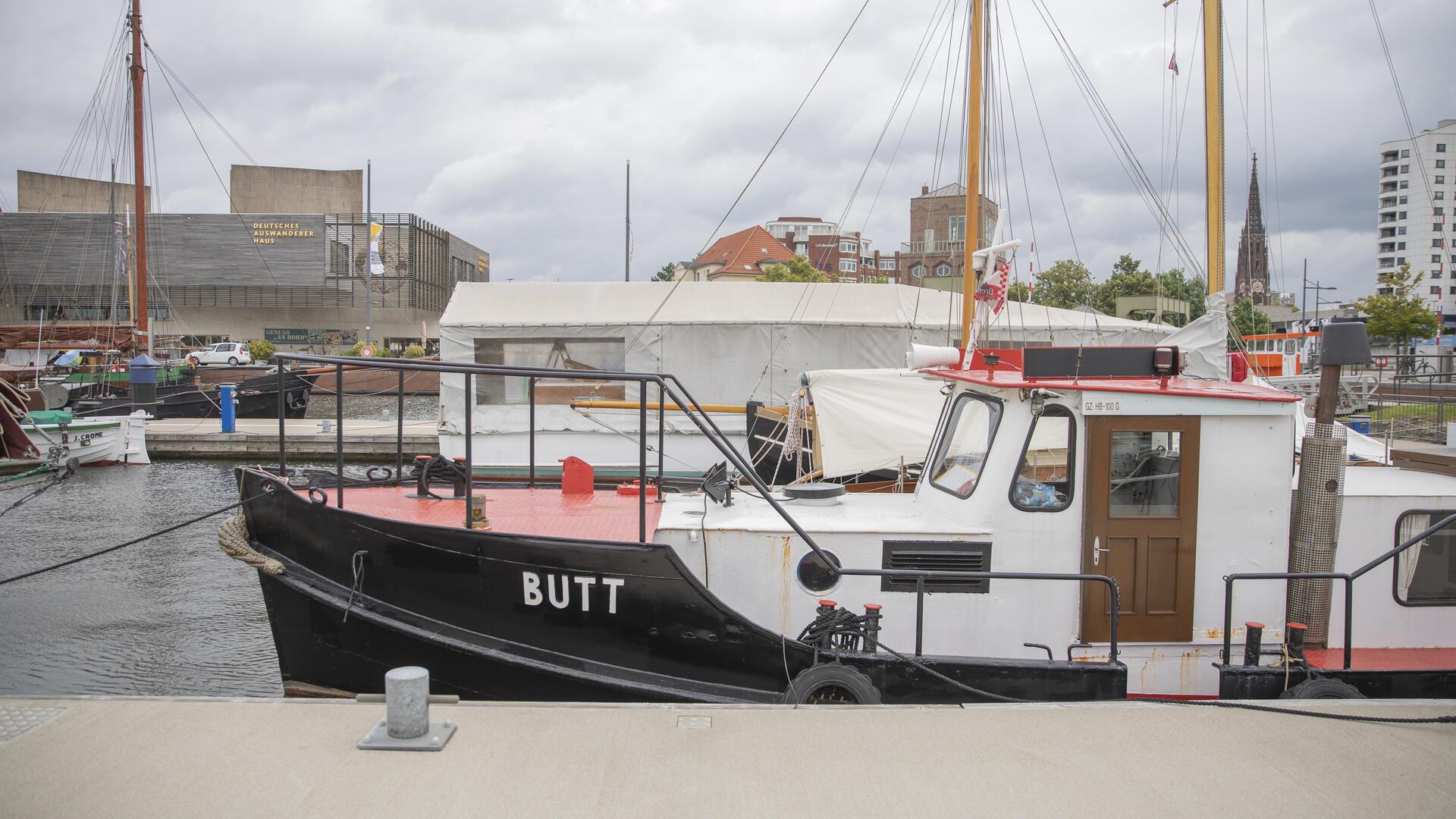 Ein Schiff im Neuen Hafen.